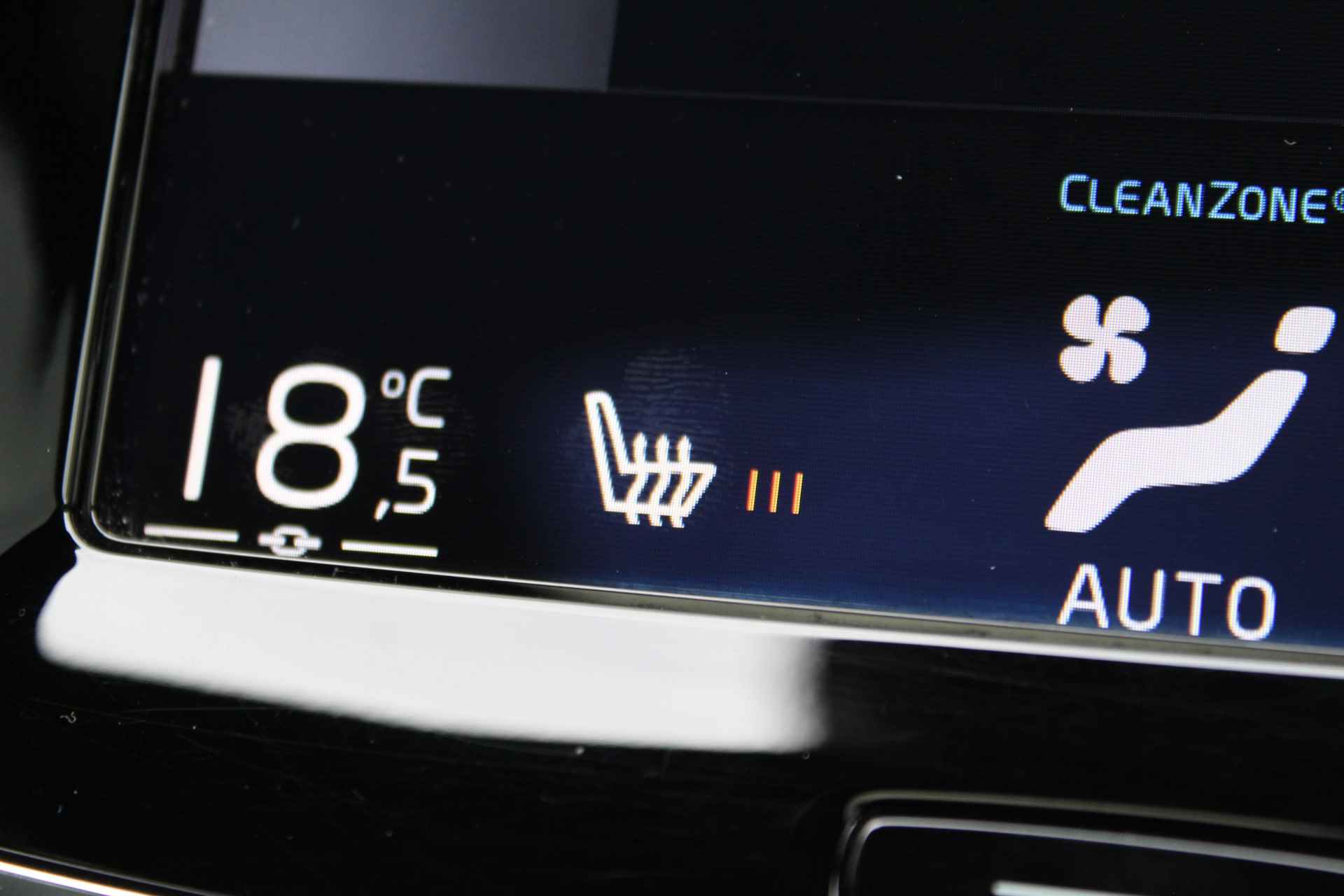 Volvo XC90 2.0 T8 Twin Engine AWD Inscription R-Design | Incl. 1 jaar Garantie | Panorama dak | Elektrische verstelbare stoelen met geheugen | Uitklapbare trekhaak | Achteruitrijcamera | Stoelverwarming | Head up display | Adaptive cruise | Schuif/kantel dak | Virtual cockpit | Luchtvering | Elektrische kofferbak | Schakelmogelijkheid aan stuurwiel | Apple CarPlay/Android auto | Origineel NL auto | NAP | - 62/78