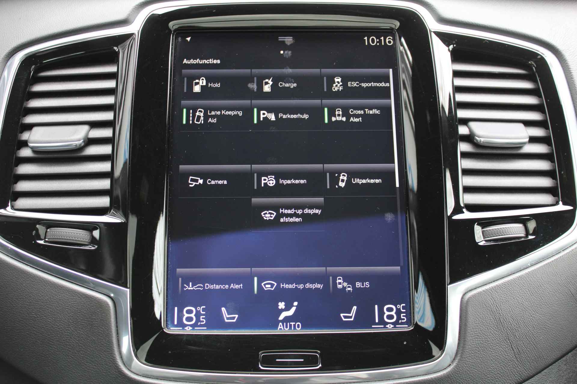 Volvo XC90 2.0 T8 Twin Engine AWD Inscription R-Design | Incl. 1 jaar Garantie | Panorama dak | Elektrische verstelbare stoelen met geheugen | Uitklapbare trekhaak | Achteruitrijcamera | Stoelverwarming | Head up display | Adaptive cruise | Schuif/kantel dak | Virtual cockpit | Luchtvering | Elektrische kofferbak | Schakelmogelijkheid aan stuurwiel | Apple CarPlay/Android auto | Origineel NL auto | NAP | - 63/78