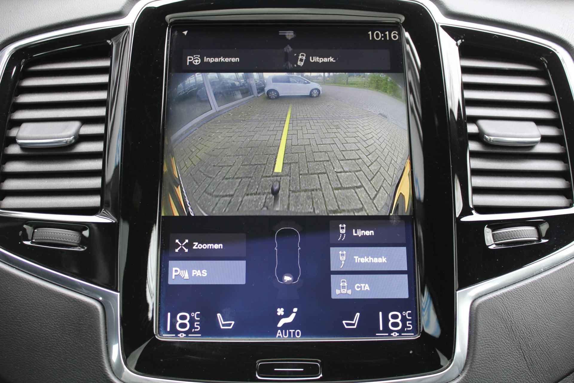 Volvo XC90 2.0 T8 Twin Engine AWD Inscription R-Design | Incl. 1 jaar Garantie | Panorama dak | Elektrische verstelbare stoelen met geheugen | Uitklapbare trekhaak | Achteruitrijcamera | Stoelverwarming | Head up display | Adaptive cruise | Schuif/kantel dak | Virtual cockpit | Luchtvering | Elektrische kofferbak | Schakelmogelijkheid aan stuurwiel | Apple CarPlay/Android auto | Origineel NL auto | NAP | - 64/78