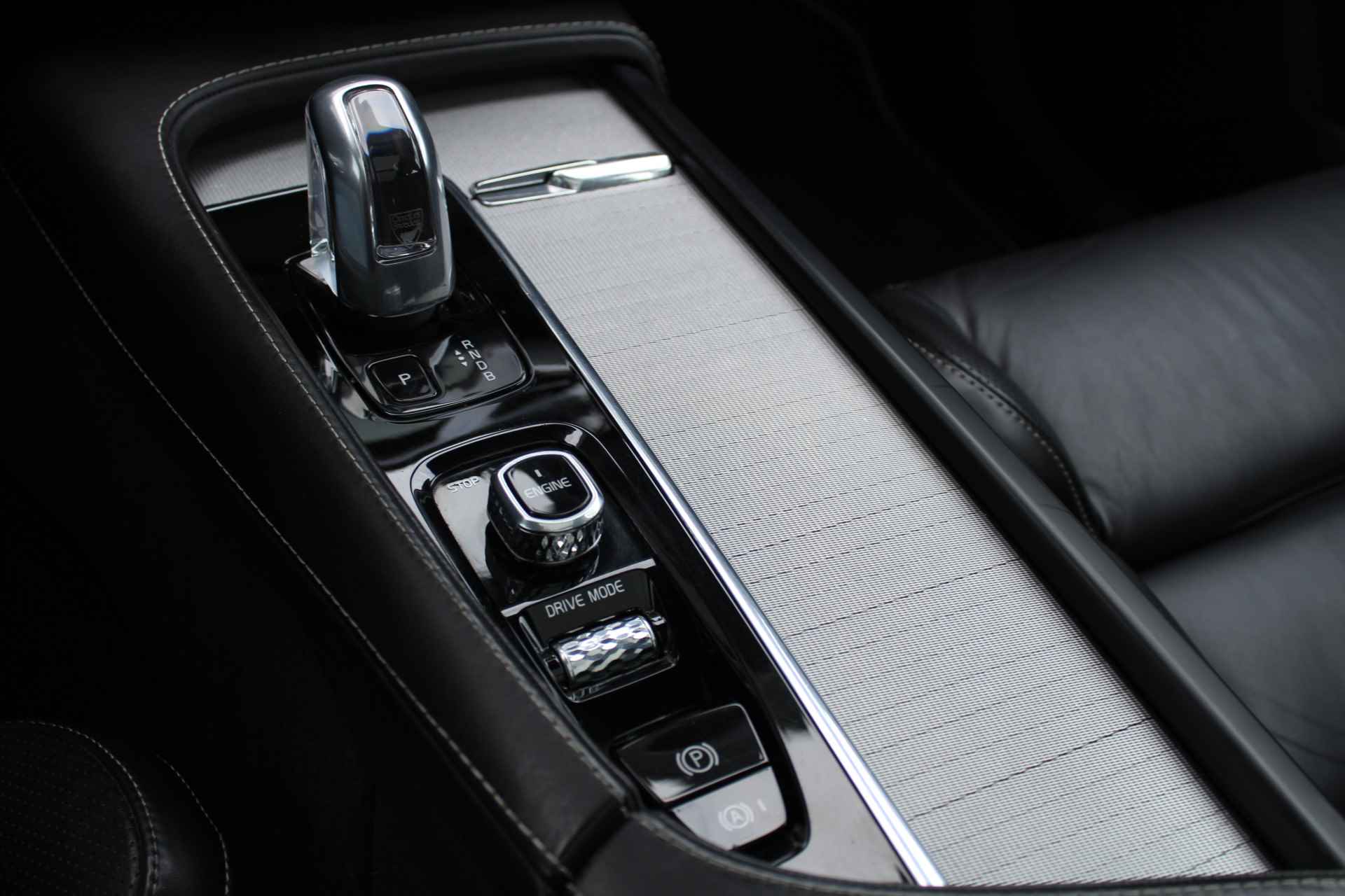 Volvo XC90 2.0 T8 Twin Engine AWD Inscription R-Design | Incl. 1 jaar Garantie | Panorama dak | Elektrische verstelbare stoelen met geheugen | Uitklapbare trekhaak | Achteruitrijcamera | Stoelverwarming | Head up display | Adaptive cruise | Schuif/kantel dak | Virtual cockpit | Luchtvering | Elektrische kofferbak | Schakelmogelijkheid aan stuurwiel | Apple CarPlay/Android auto | Origineel NL auto | NAP | - 65/78