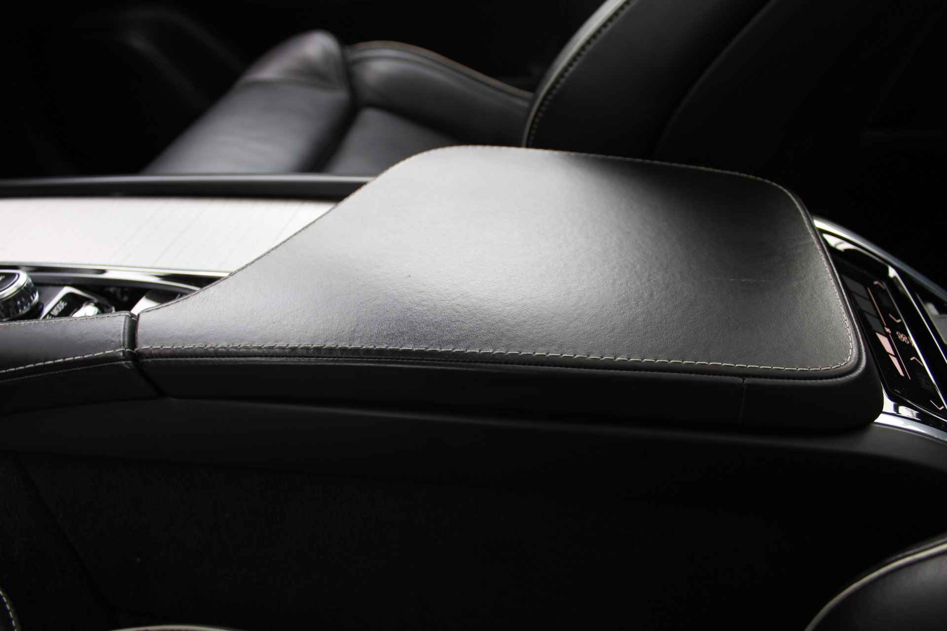 Volvo XC90 2.0 T8 Twin Engine AWD Inscription R-Design | Incl. 1 jaar Garantie | Panorama dak | Elektrische verstelbare stoelen met geheugen | Uitklapbare trekhaak | Achteruitrijcamera | Stoelverwarming | Head up display | Adaptive cruise | Schuif/kantel dak | Virtual cockpit | Luchtvering | Elektrische kofferbak | Schakelmogelijkheid aan stuurwiel | Apple CarPlay/Android auto | Origineel NL auto | NAP | - 69/78