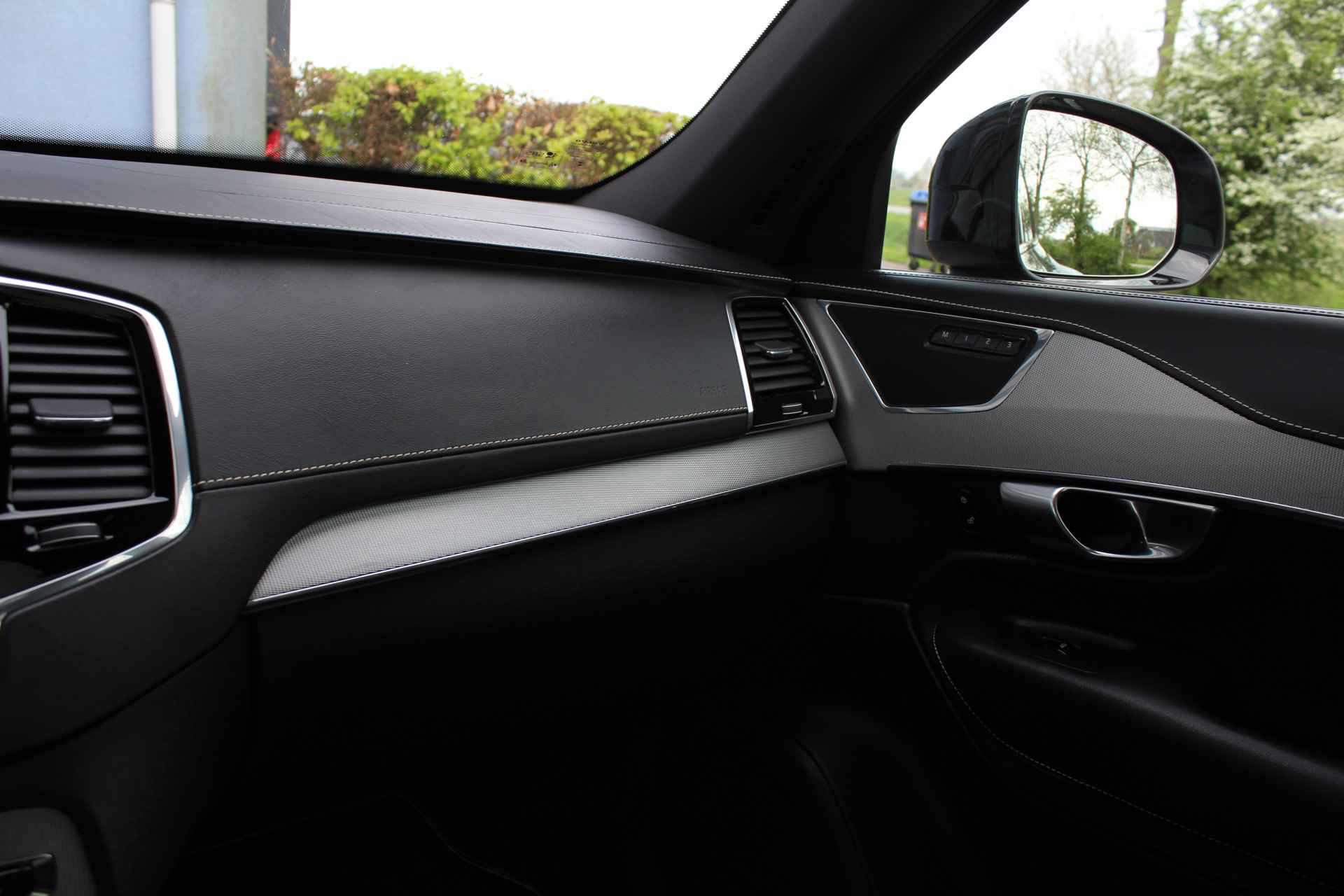 Volvo XC90 2.0 T8 Twin Engine AWD Inscription R-Design | Incl. 1 jaar Garantie | Panorama dak | Elektrische verstelbare stoelen met geheugen | Uitklapbare trekhaak | Achteruitrijcamera | Stoelverwarming | Head up display | Adaptive cruise | Schuif/kantel dak | Virtual cockpit | Luchtvering | Elektrische kofferbak | Schakelmogelijkheid aan stuurwiel | Apple CarPlay/Android auto | Origineel NL auto | NAP | - 70/78