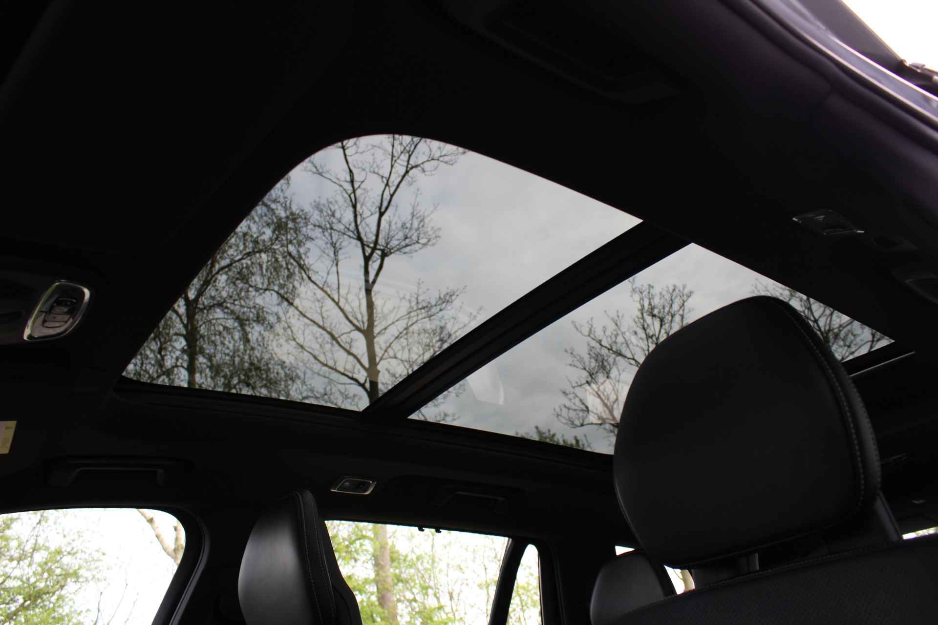 Volvo XC90 2.0 T8 Twin Engine AWD Inscription R-Design | Incl. 1 jaar Garantie | Panorama dak | Elektrische verstelbare stoelen met geheugen | Uitklapbare trekhaak | Achteruitrijcamera | Stoelverwarming | Head up display | Adaptive cruise | Schuif/kantel dak | Virtual cockpit | Luchtvering | Elektrische kofferbak | Schakelmogelijkheid aan stuurwiel | Apple CarPlay/Android auto | Origineel NL auto | NAP | - 72/78