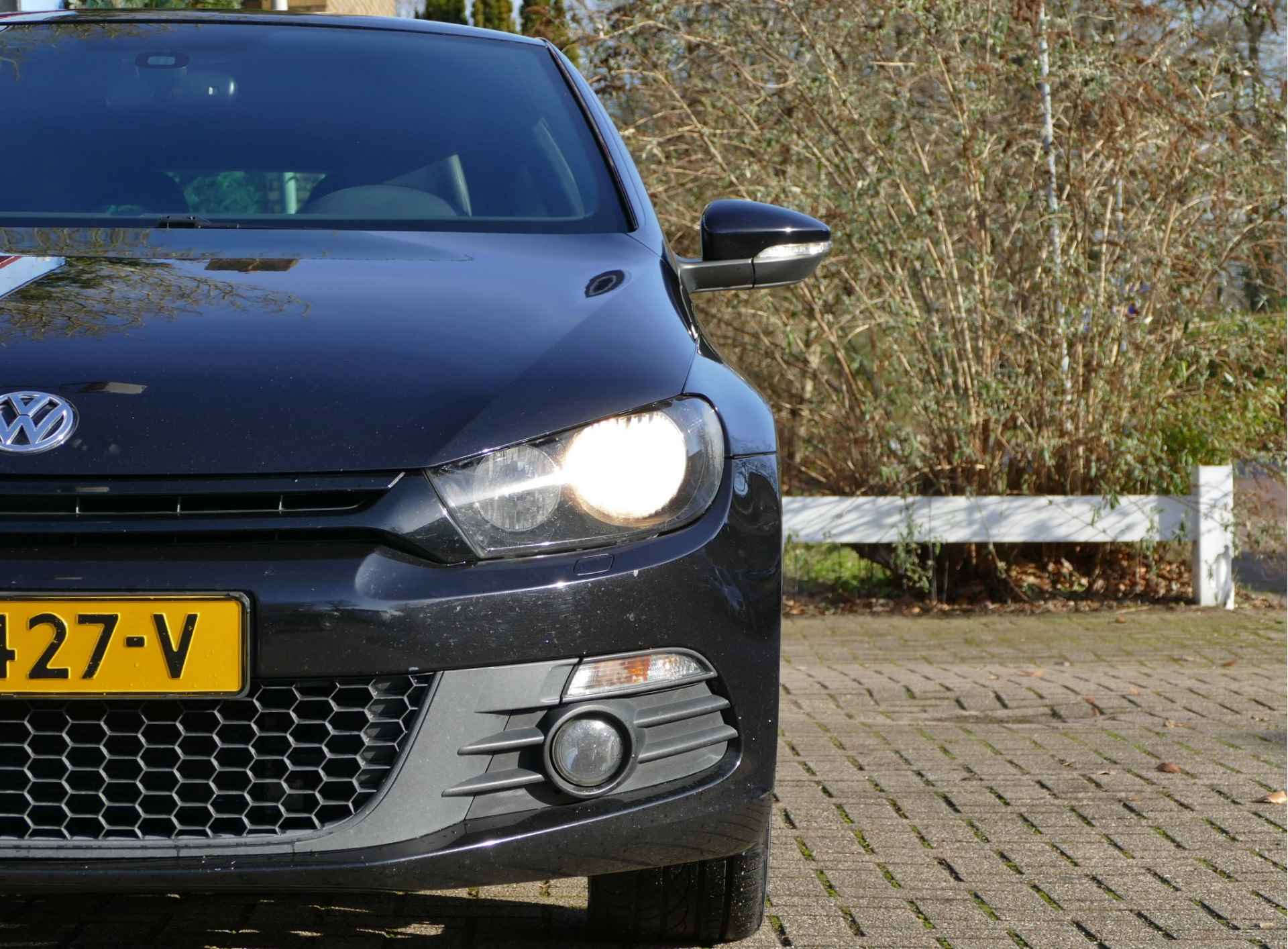 Volkswagen Scirocco 1.4 TSI 160PK AUTOMAAT | 18"velgen | stoelverwarming | cruise control | achteruitrijcamera - 40/42