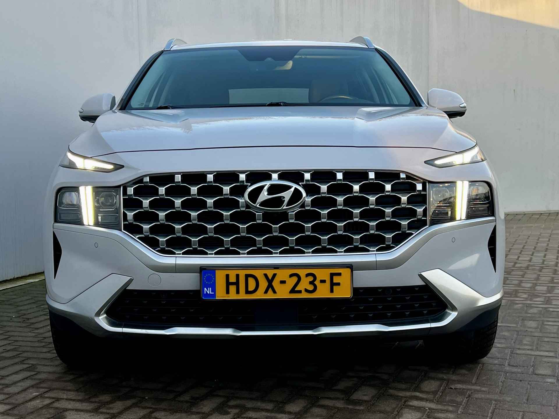 Hyundai Santa Fé 1.6 T-GDI PHEV 4WD 265 Premium 7p. Automaat / 7 persoons / Dealer onderhouden / Afn. trekhaak 1.350 kg / Adapt.CC / Camera 360° / Elektr. klep / - 56/58