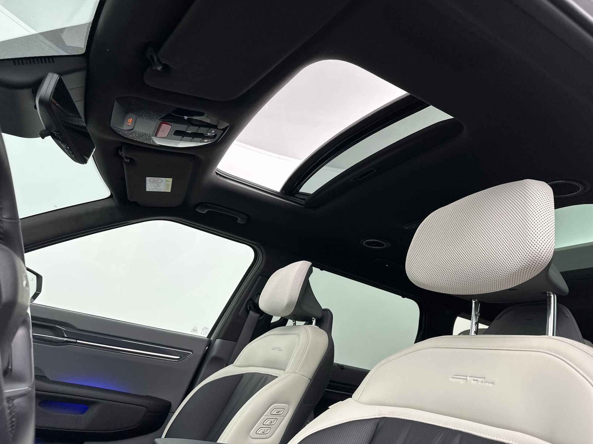 Kia EV9 Launch Edition GT-Line AWD 99.8 kWh | Automaat | Stuurverwarming | Stoelverwarming | Stoelmassage | 2500 kg trekgewicht! | - 21/44