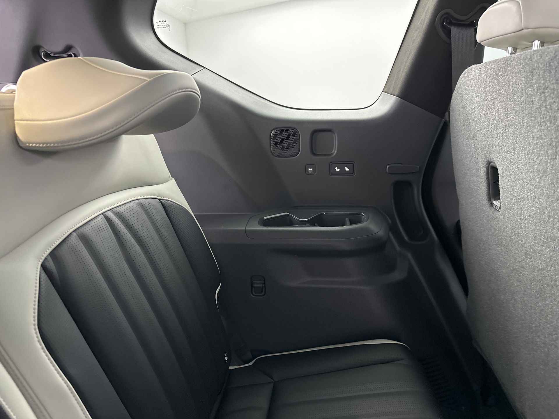 Kia EV9 Launch Edition GT-Line AWD 99.8 kWh | Automaat | Stuurverwarming | Stoelverwarming | Stoelmassage | 2500 kg trekgewicht! | **BESCHIKBAAR VANAF 1 MEI 2024 ** - 30/44
