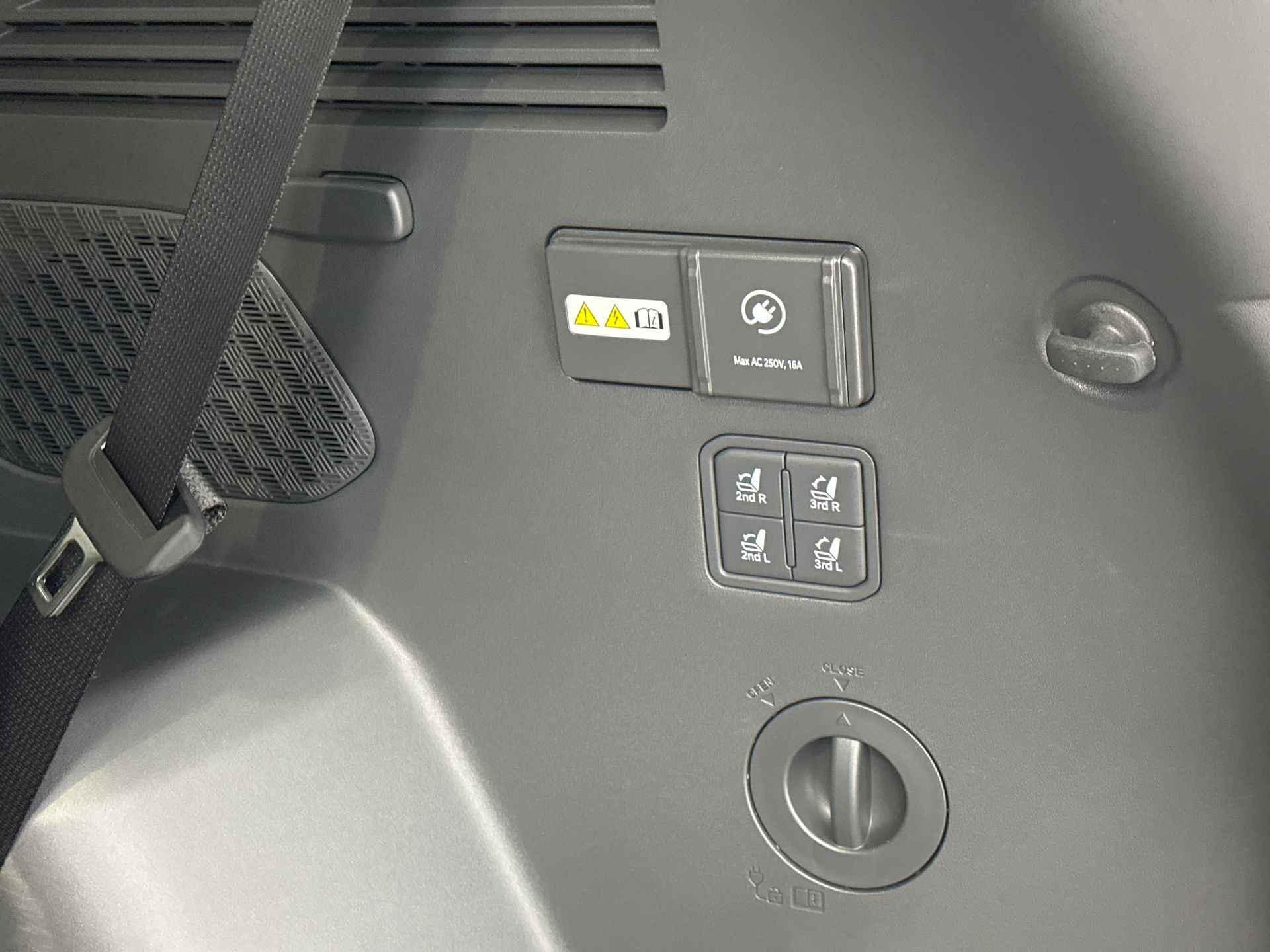 Kia EV9 Launch Edition GT-Line AWD 99.8 kWh | Automaat | Stuurverwarming | Stoelverwarming | Stoelmassage | 2500 kg trekgewicht! | **BESCHIKBAAR VANAF 1 MEI 2024 ** - 35/44