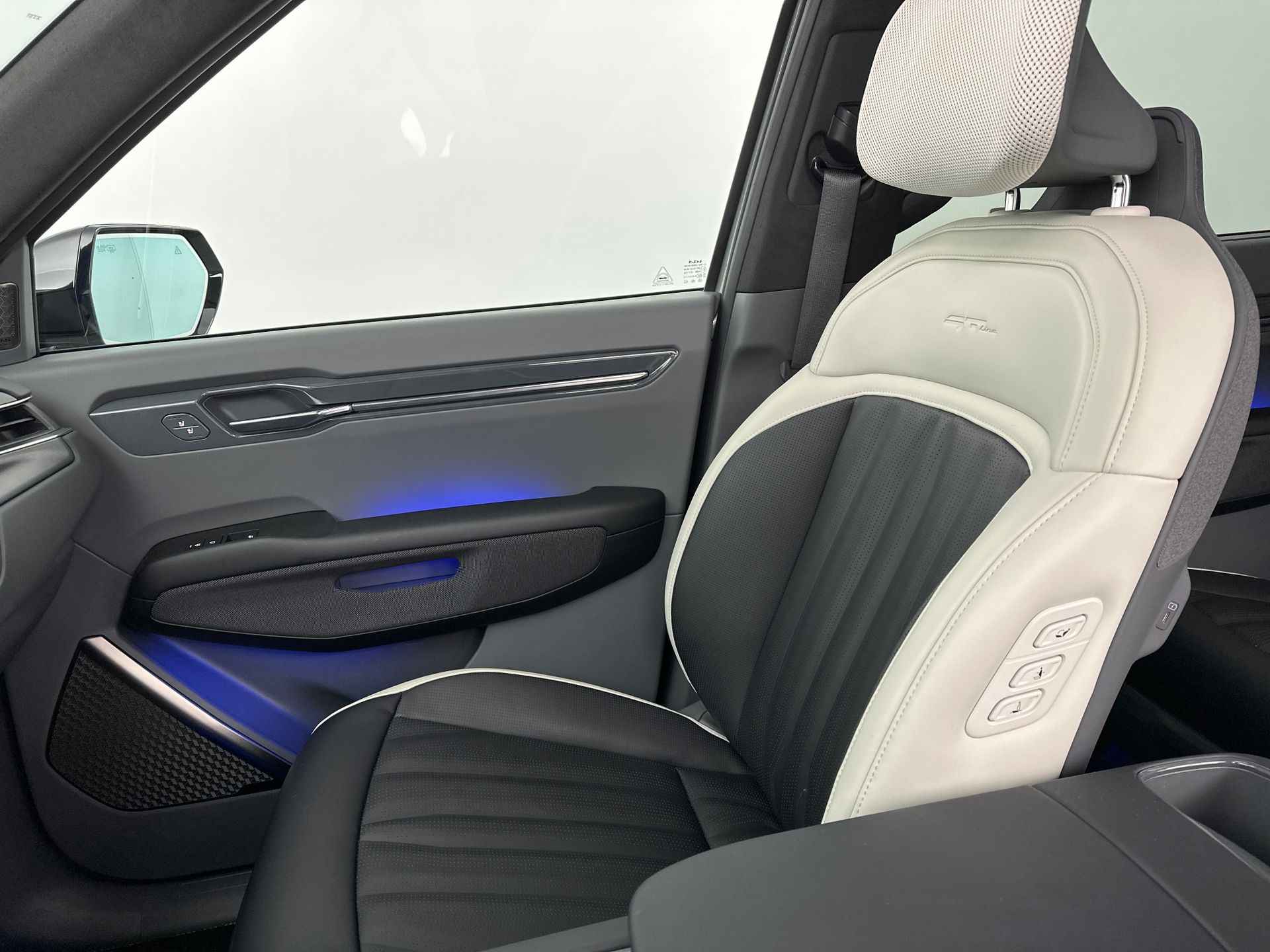 Kia EV9 Launch Edition GT-Line AWD 99.8 kWh | Automaat | Stuurverwarming | Stoelverwarming | Stoelmassage | 2500 kg trekgewicht! | - 42/44
