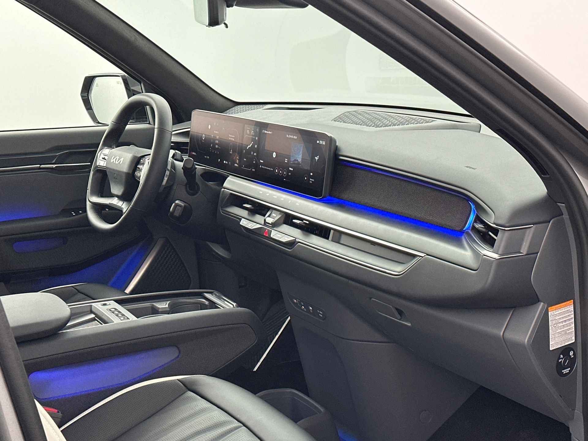 Kia EV9 Launch Edition GT-Line AWD 99.8 kWh | Automaat | Stuurverwarming | Stoelverwarming | Stoelmassage | 2500 kg trekgewicht! | **BESCHIKBAAR VANAF 1 MEI 2024 ** - 43/44