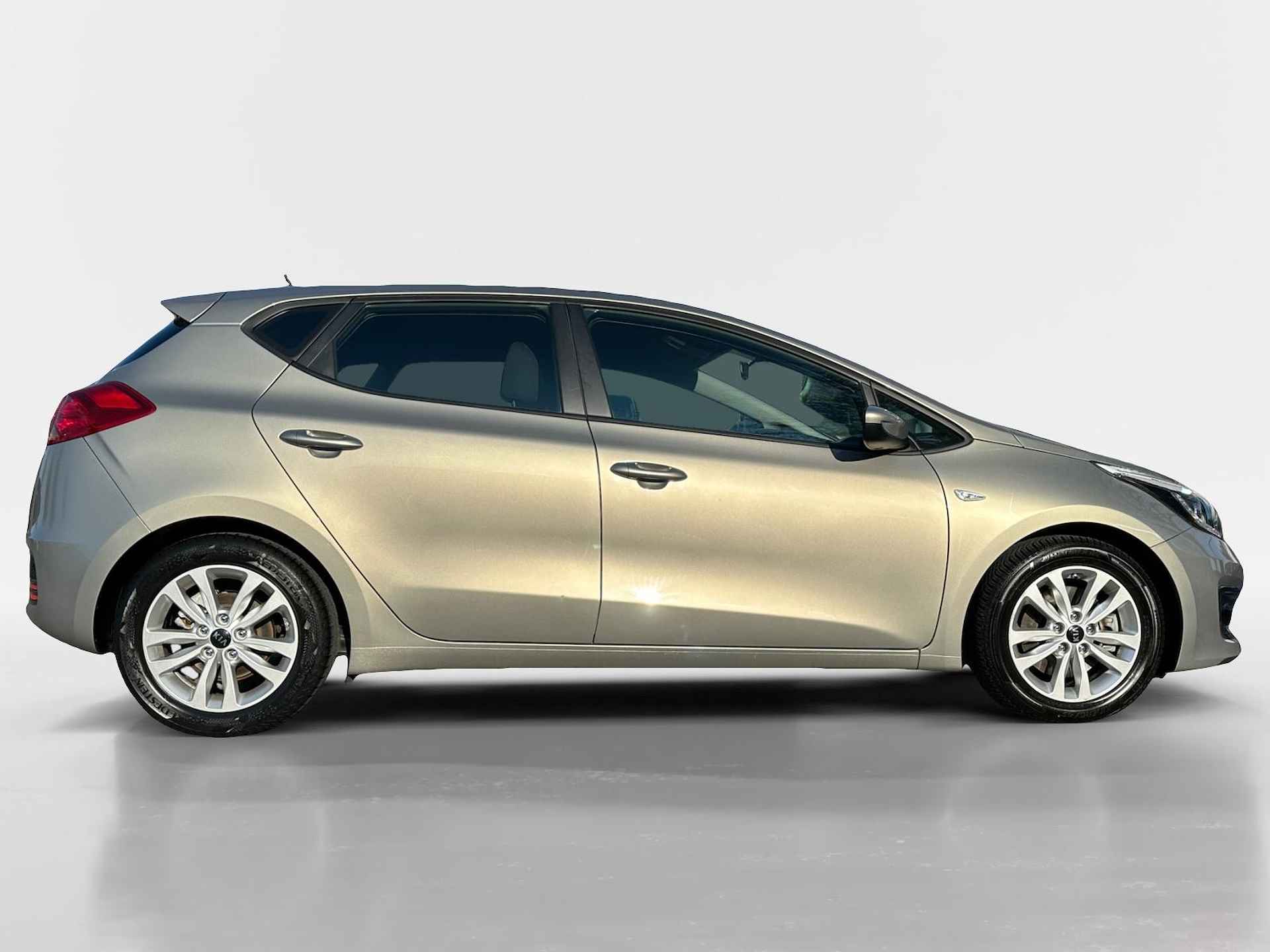 Kia cee'd 1.0 T-GDi First Edition Navigatie | Achteruitrijcamera | Airco | Elektrische ramen | 12 maanden BOVAG GARANTIE! - 8/29