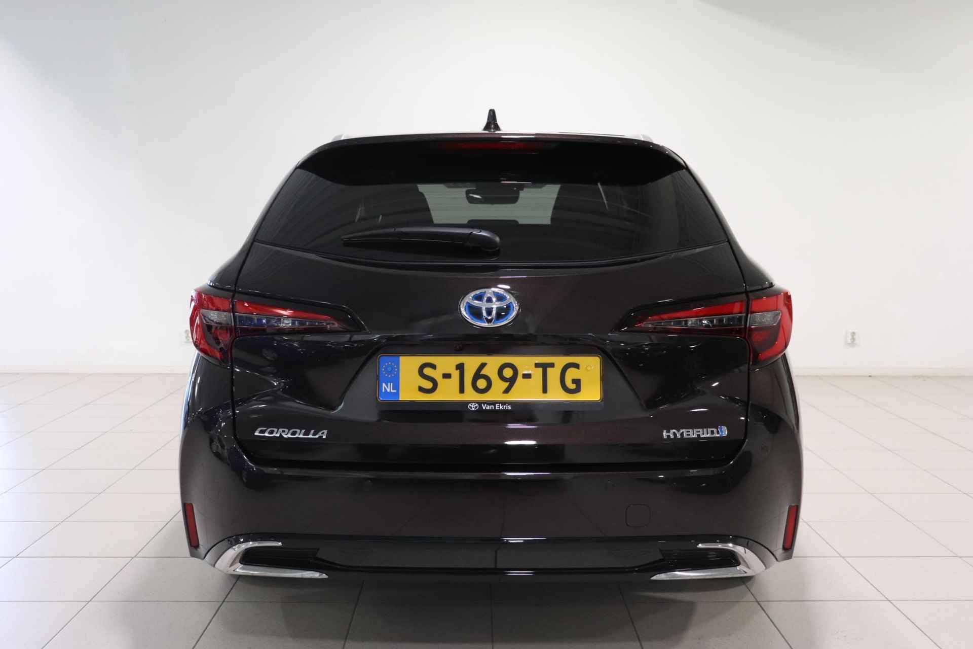 Toyota Corolla Touring Sports 1.8 Hybrid First Edition, Direct leverbaar, 140PK, Sensoren, Stoelverwarming, Apple Carplay/Android Auto! - 4/39