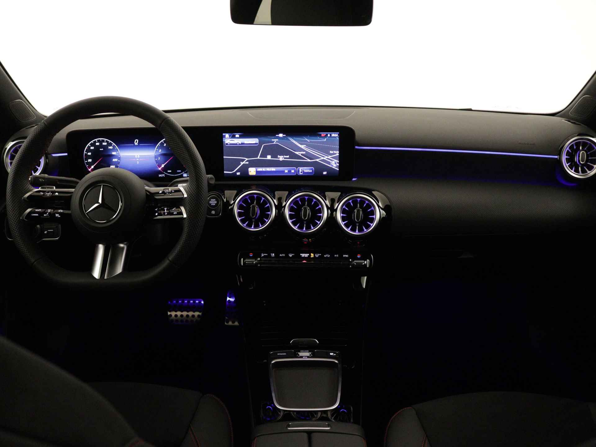 Mercedes-Benz A-Klasse 180 AMG Line | Nightpakket | Premium Pack | Extra USB-poorten | KEYLESS GO-comfortpakket | Sfeerverlichting | AMG Styling | Parkeerpakket met achteruitrijcamera | - 5/39