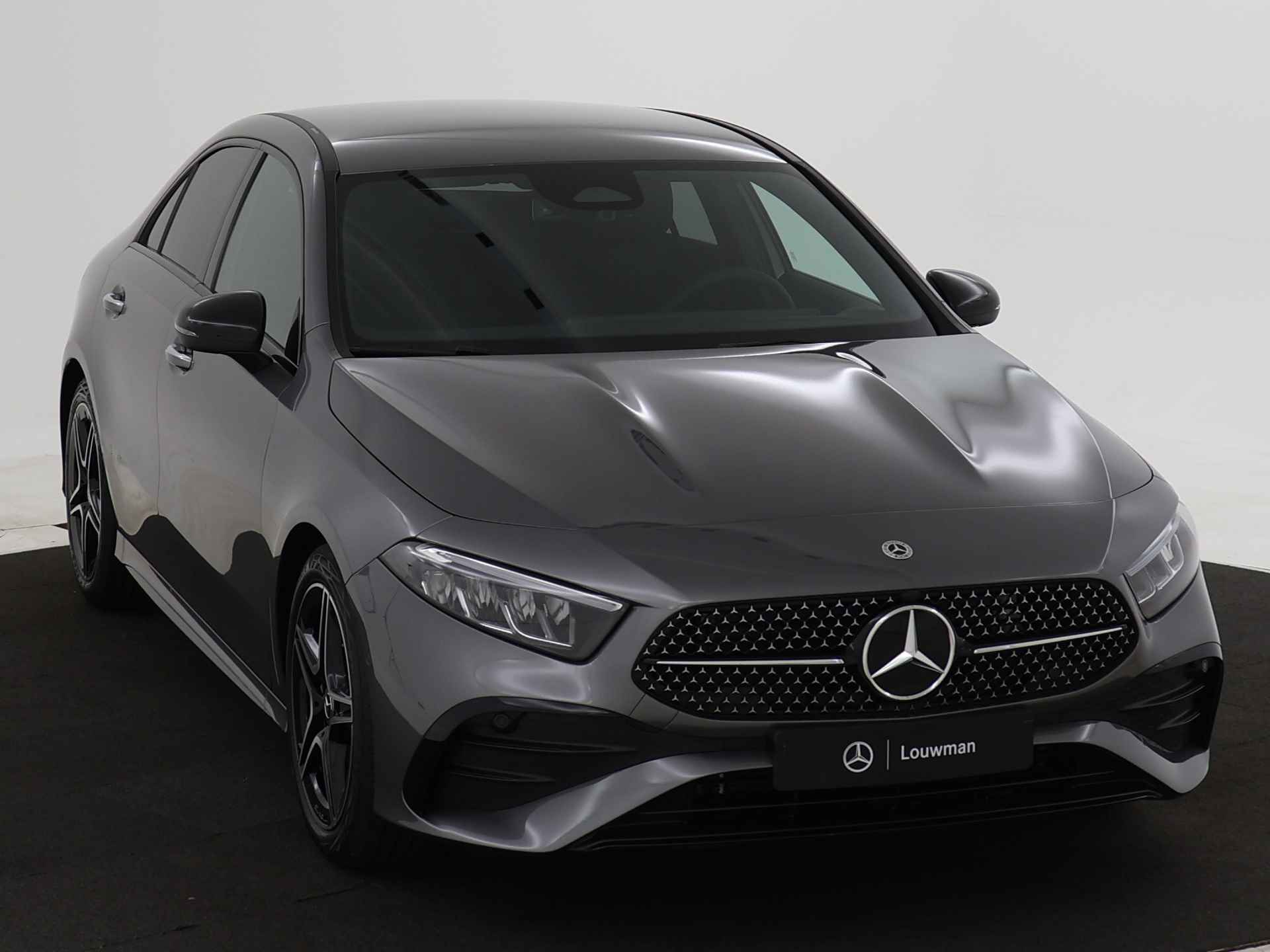 Mercedes-Benz A-Klasse 180 AMG Line | Nightpakket | Premium Pack | Extra USB-poorten | KEYLESS GO-comfortpakket | Sfeerverlichting | AMG Styling | Parkeerpakket met achteruitrijcamera | - 24/39