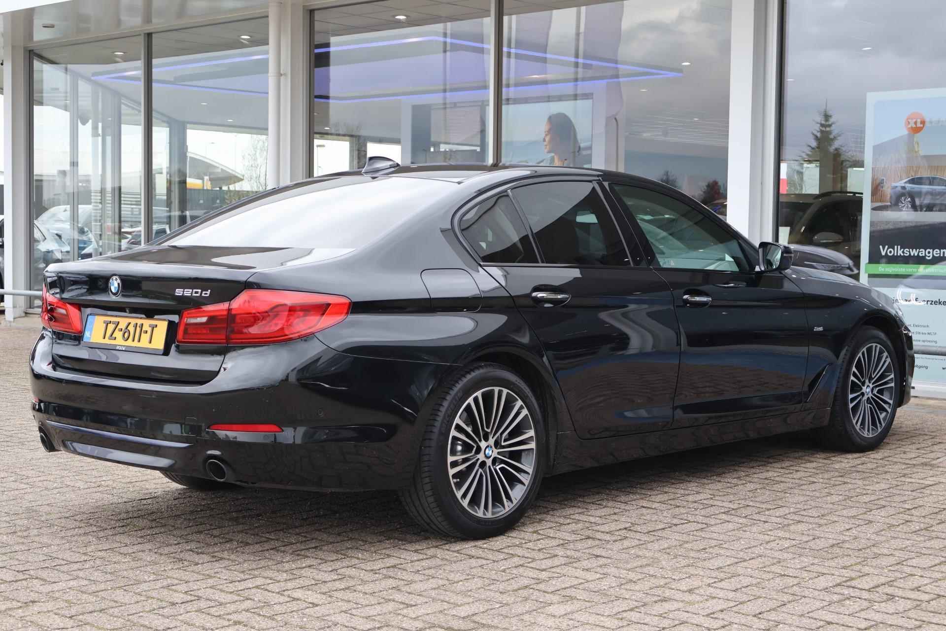 BMW 5-serie 520d 190pk High Executive Sportline | Navigatie | Schuif-/ Kanteldak | Camera | Leder - 2/41