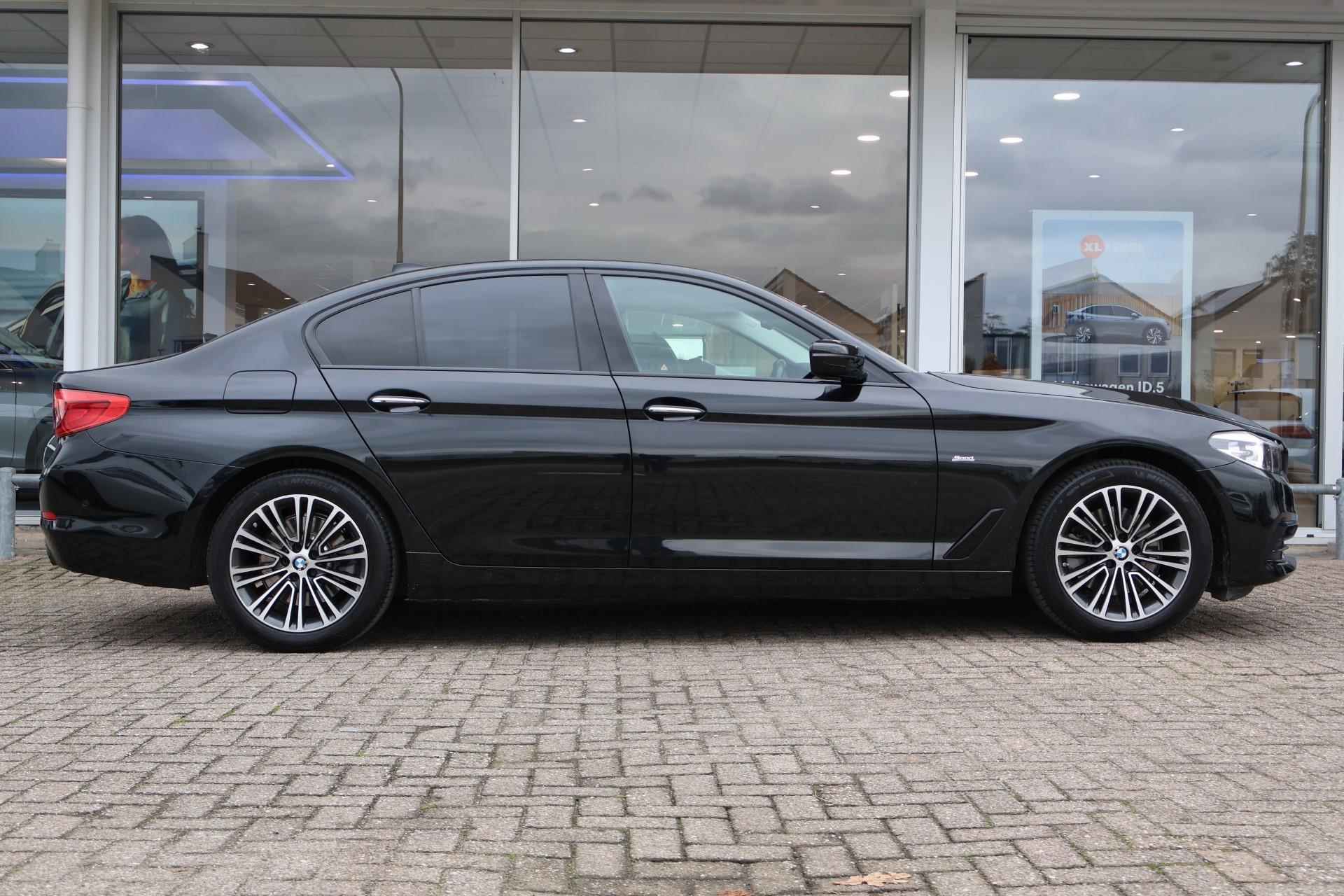 BMW 5-serie 520d 190pk High Executive Sportline | Navigatie | Schuif-/ Kanteldak | Camera | Leder - 3/41