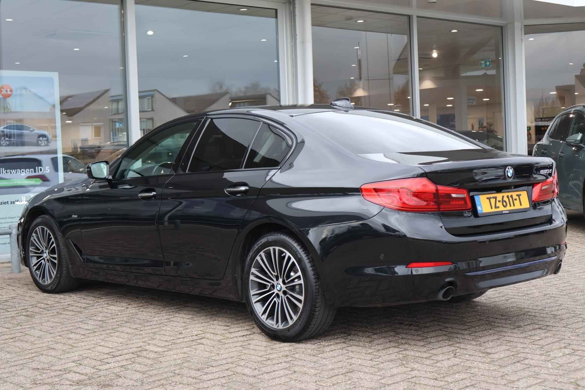 BMW 5-serie 520d 190pk High Executive Sportline | Navigatie | Schuif-/ Kanteldak | Camera | Leder - 11/41