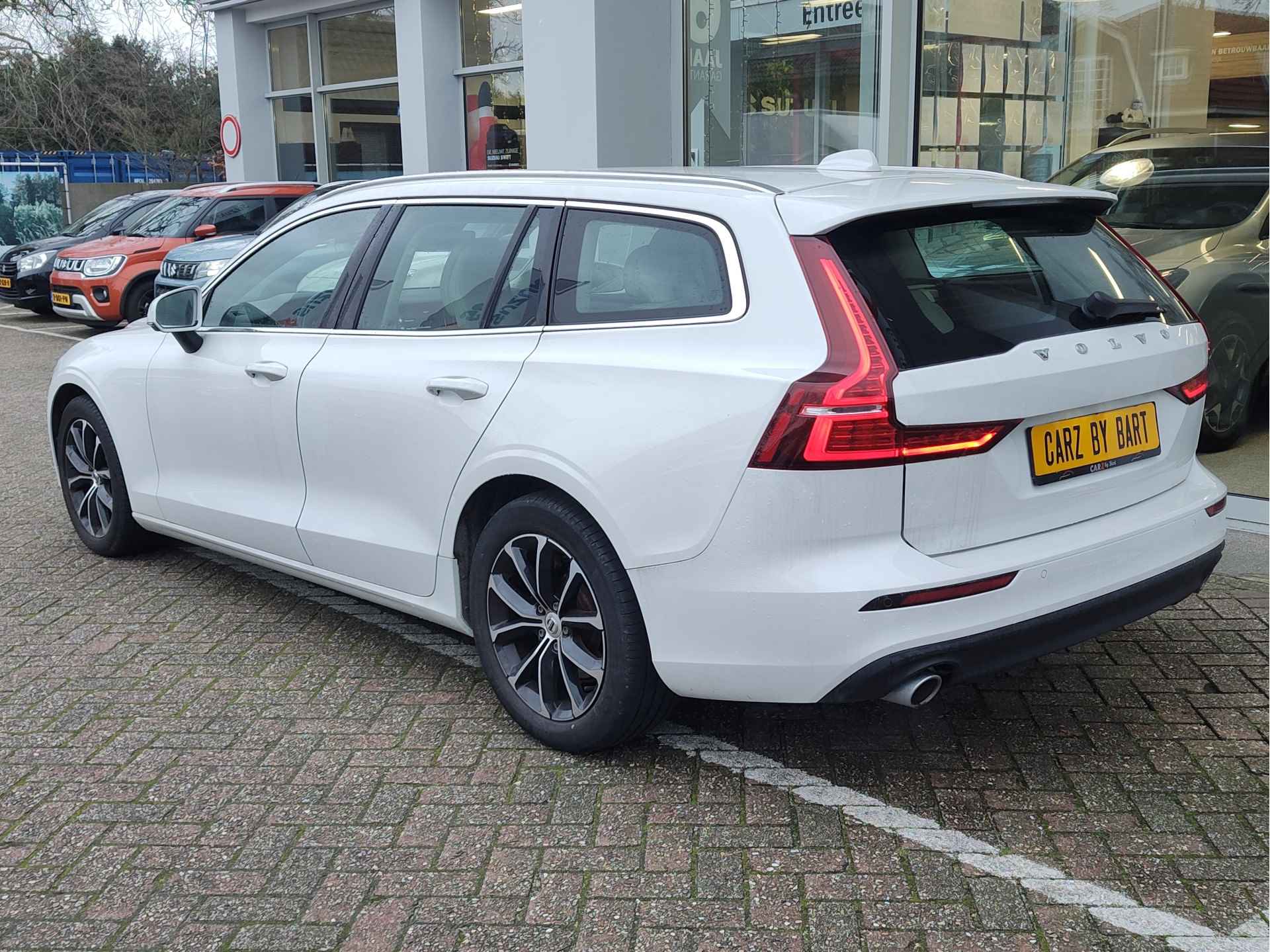 Volvo V60 2.0 T4 MOMENTUM PRO AUTOMAAT Elek. achterklep | Adaptive Cruise | Carplay | Navi - 2/23