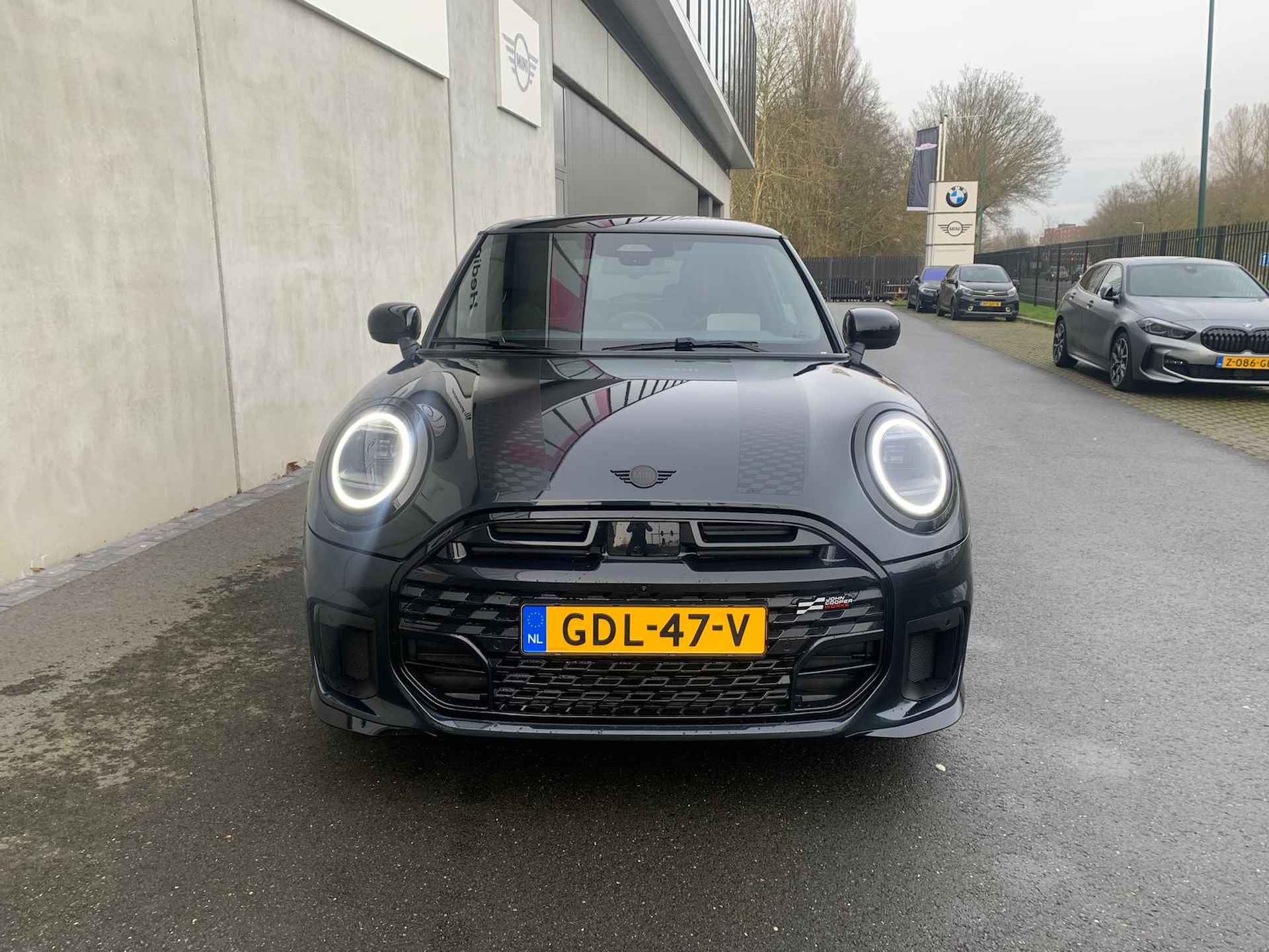 MINI Cooper S | JCW Trim | Package XL | | Comfort Access | Driving Assistant Plus | Elektrisch verstelbare en verwarmbare stoelen |  MINI Head-Up Display | - 2/20