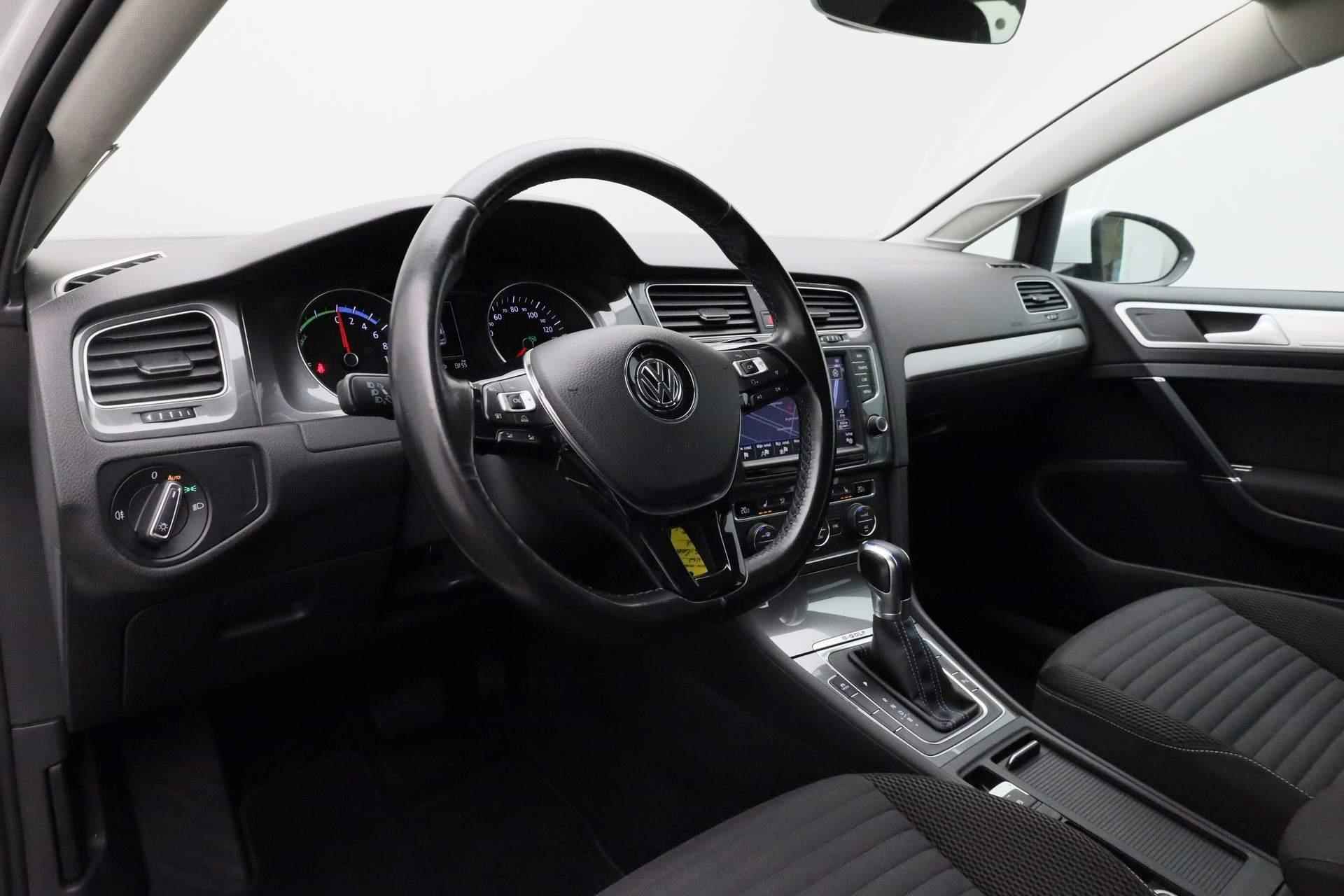 Volkswagen e-Golf 115PK CUP Edition | Navi | LED | Parkeersensoren voor/achter | Cruise | Clima | 16 inch | Apple Carplay / Android Auto - 2/41