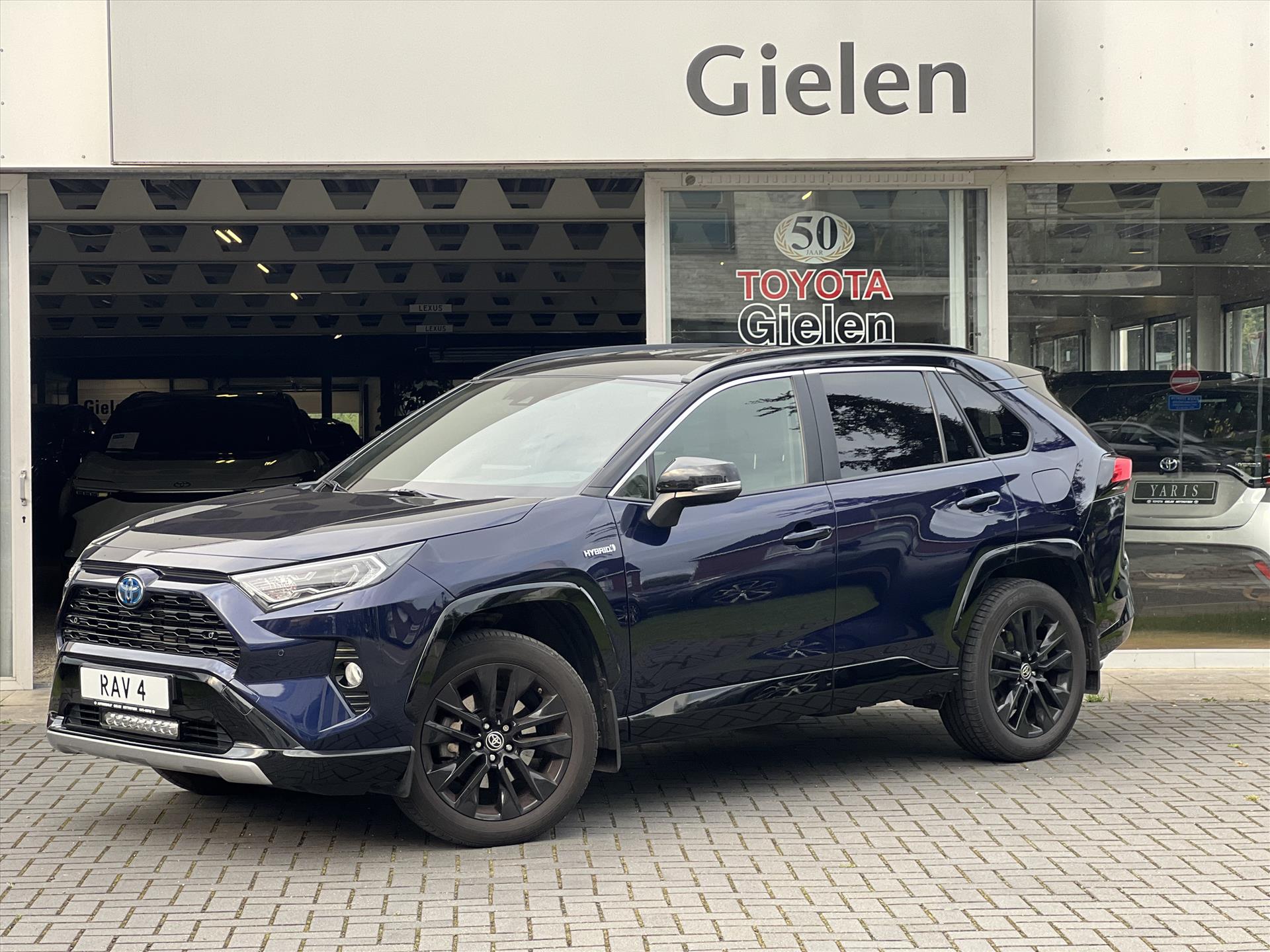 Toyota RAV4 2.5 Hybrid Bi-Tone | Dodehoekherkenning, Parkeersensoren, Elektrische achterkep, Stoel + Stuurverwarming, 19 inch, Weinig KM