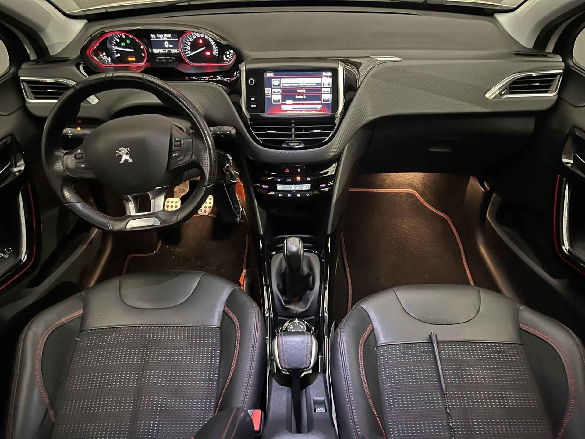 Peugeot 2008 1.2 110PK GT-line | Panoramadak | 17'' Lichtmetaal | GRIP | Navigatie | Camera | Clima | Leder/Stof | Cruise | Touchscreen | Bluetooth | Getint glas | Led dagrij - 4/34