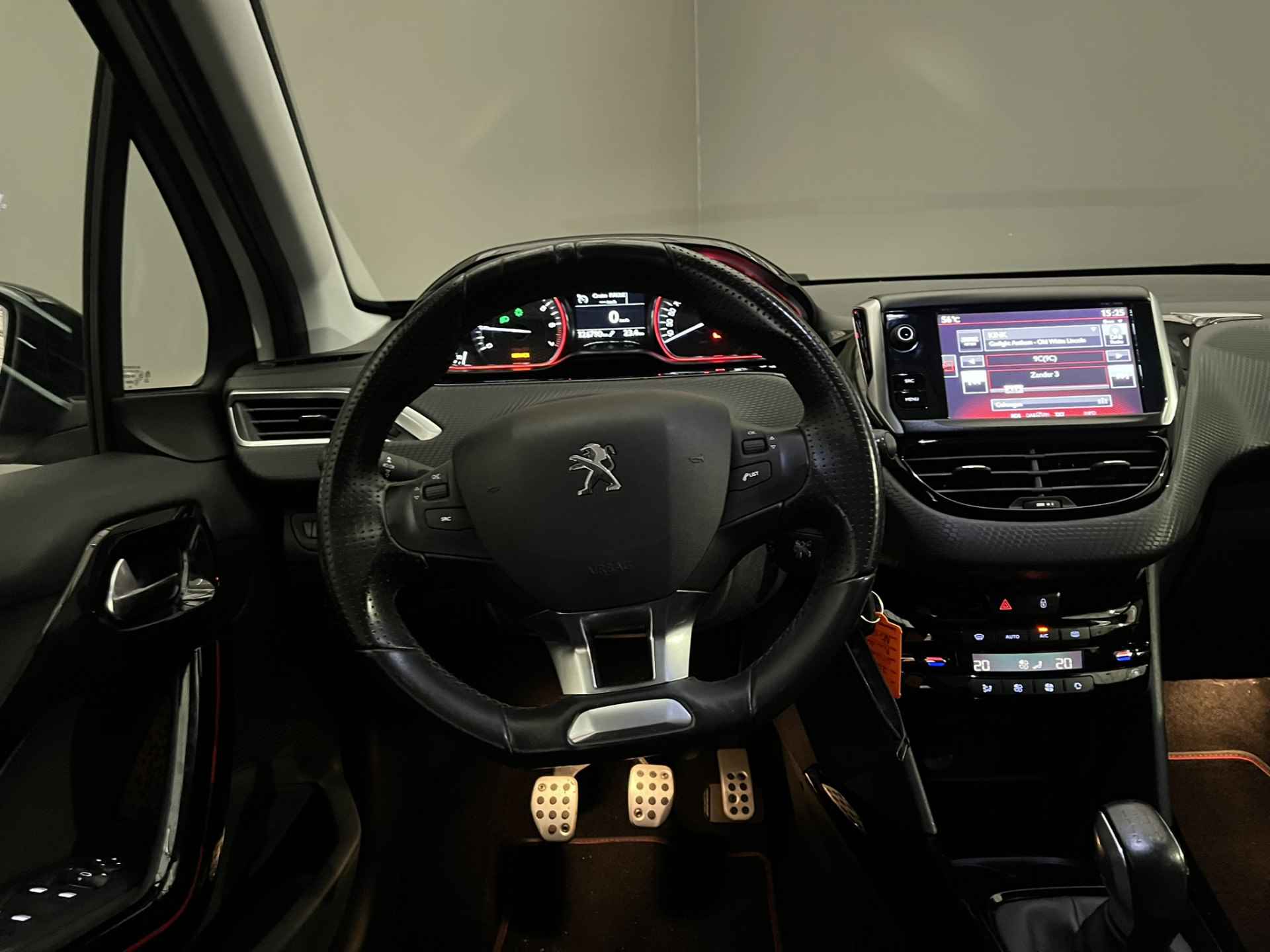 Peugeot 2008 1.2 110PK GT-line | Panoramadak | 17'' Lichtmetaal | GRIP | Navigatie | Camera | Clima | Leder/Stof | Cruise | Touchscreen | Bluetooth | Getint glas | Led dagrij - 17/34