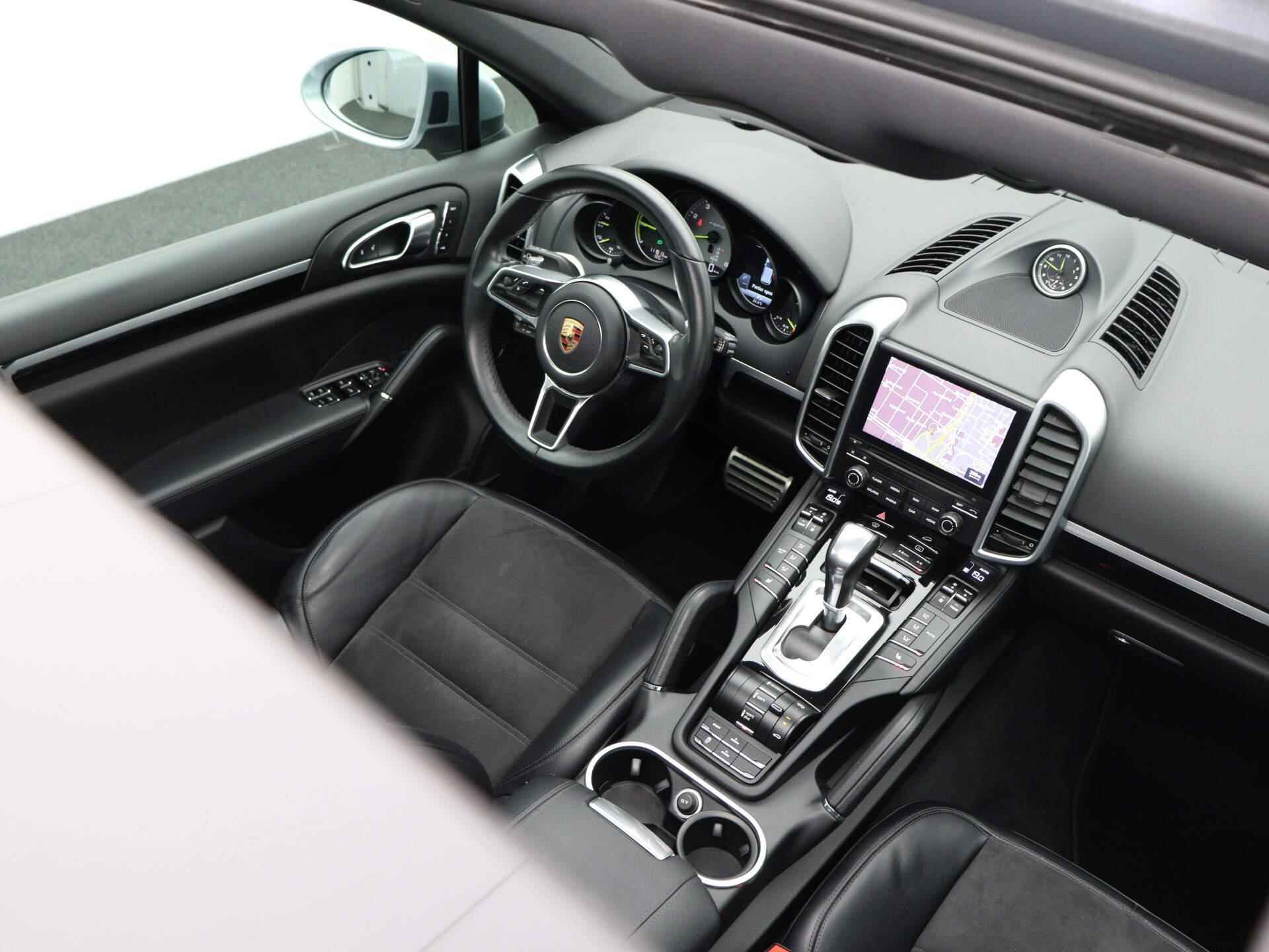 Porsche Cayenne 3.0 S E-Hybrid Platinum Edition | Automaat | Camera | Panoramadak | Luchtvering | Bose Audio | Navigatie | Climate Control | Parkeersensoren | Stoelverwarming | Elektrische Achterklep | LED | Leder | Hybride | - 9/35