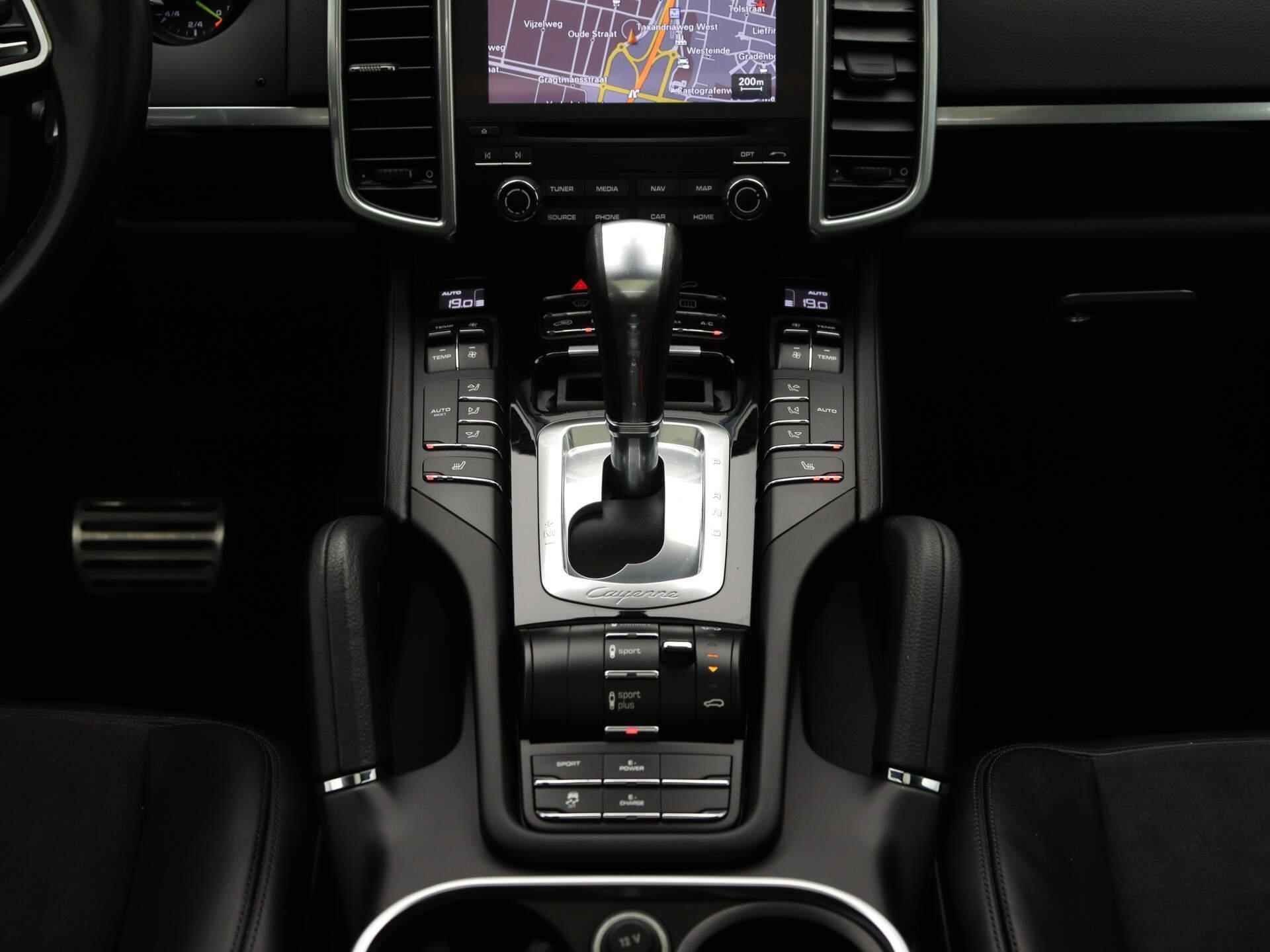Porsche Cayenne 3.0 S E-Hybrid Platinum Edition | Automaat | Camera | Panoramadak | Luchtvering | Bose Audio | Navigatie | Climate Control | Parkeersensoren | Stoelverwarming | Elektrische Achterklep | LED | Leder | Hybride | - 12/35