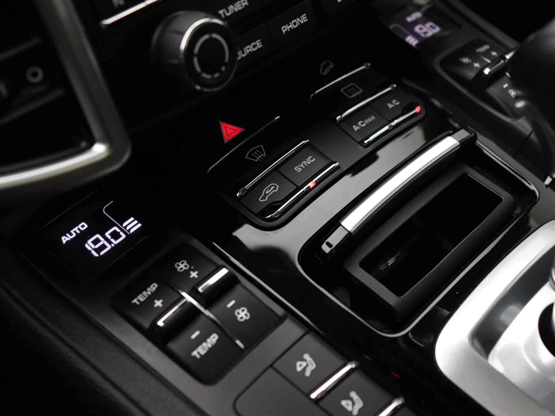 Porsche Cayenne 3.0 S E-Hybrid Platinum Edition | Automaat | Camera | Panoramadak | Luchtvering | Bose Audio | Navigatie | Climate Control | Parkeersensoren | Stoelverwarming | Elektrische Achterklep | LED | Leder | Hybride | - 20/35