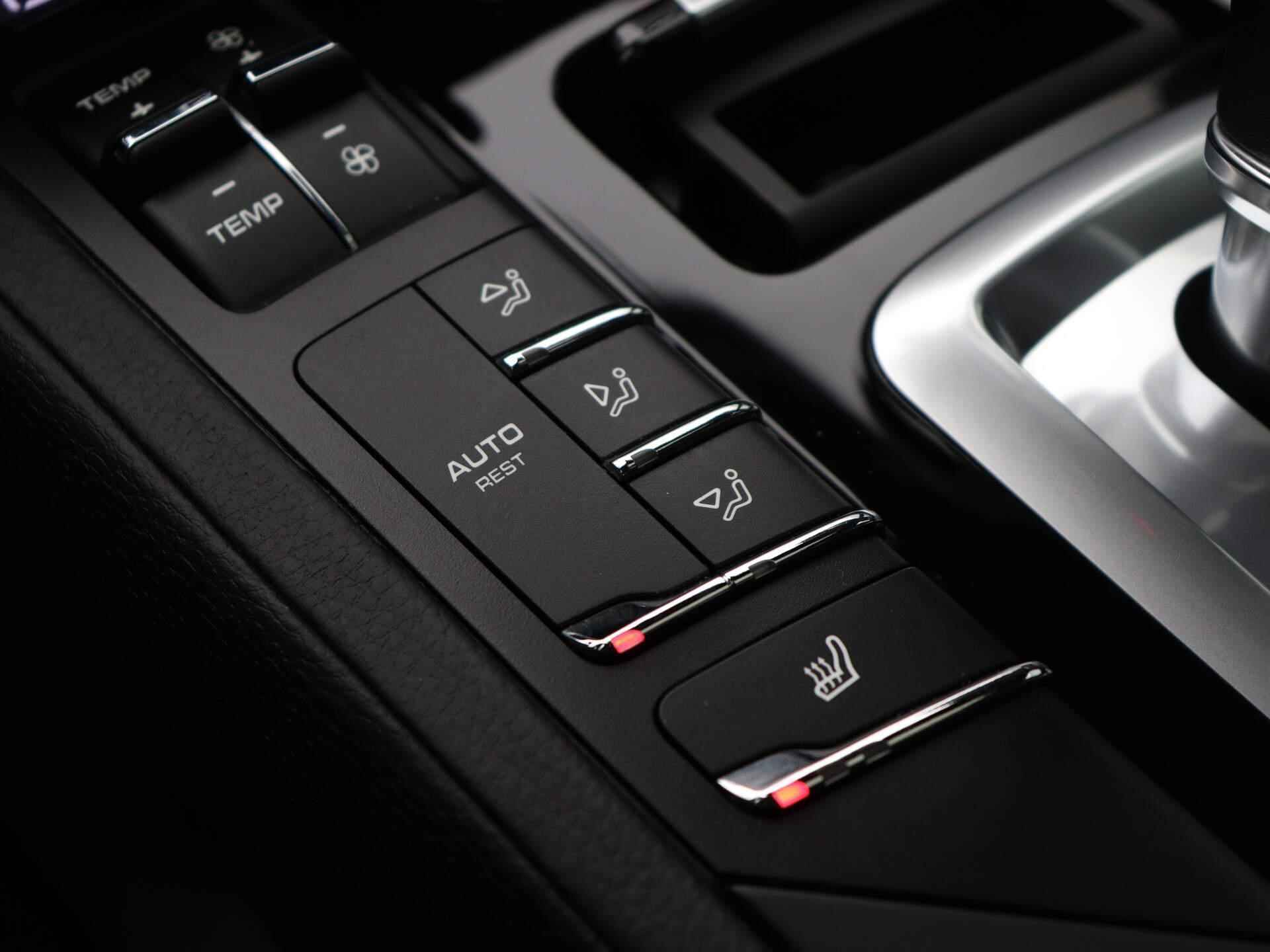 Porsche Cayenne 3.0 S E-Hybrid Platinum Edition | Automaat | Camera | Panoramadak | Luchtvering | Bose Audio | Navigatie | Climate Control | Parkeersensoren | Stoelverwarming | Elektrische Achterklep | LED | Leder | Hybride | - 22/35