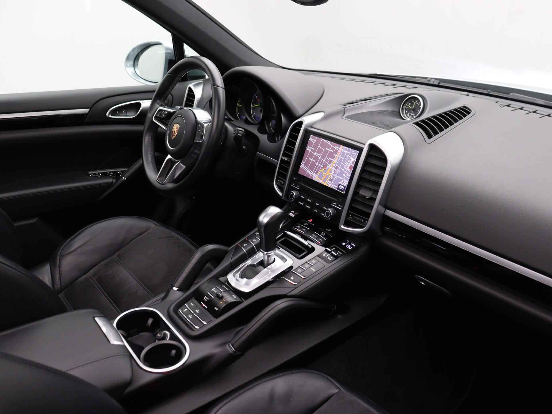 Porsche Cayenne 3.0 S E-Hybrid Platinum Edition | Automaat | Camera | Panoramadak | Luchtvering | Bose Audio | Navigatie | Climate Control | Parkeersensoren | Stoelverwarming | Elektrische Achterklep | LED | Leder | Hybride | - 32/35