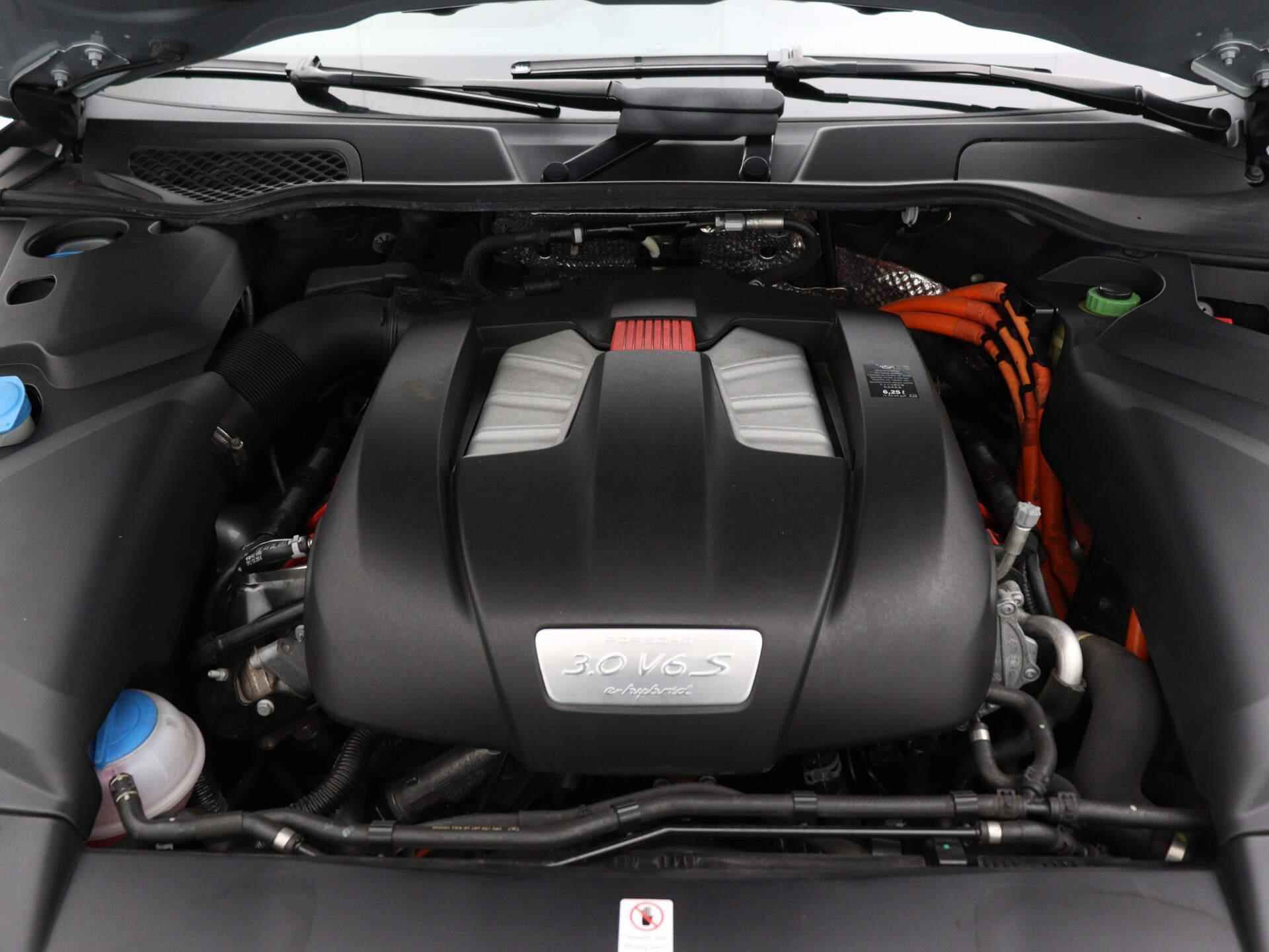 Porsche Cayenne 3.0 S E-Hybrid Platinum Edition | Automaat | Camera | Panoramadak | Luchtvering | Bose Audio | Navigatie | Climate Control | Parkeersensoren | Stoelverwarming | Elektrische Achterklep | LED | Leder | Hybride | - 33/35
