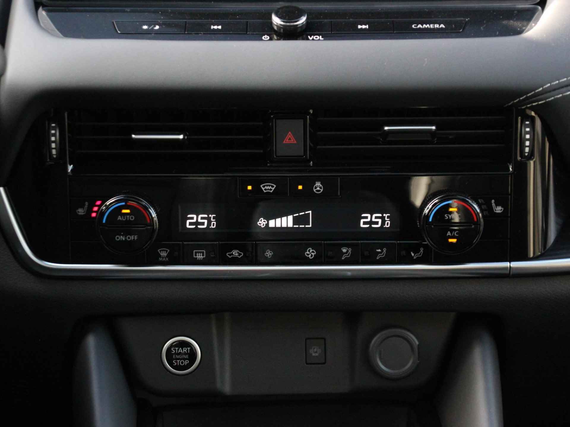 Nissan Qashqai 1.3 MHEV Tekna Design + Cold Pack | Panoramadak | Stuur- + Stoelverwarming | 360° Camera | Adapt. Cruise Control | Head-Up Display | Rijklaarprijs! - 18/24