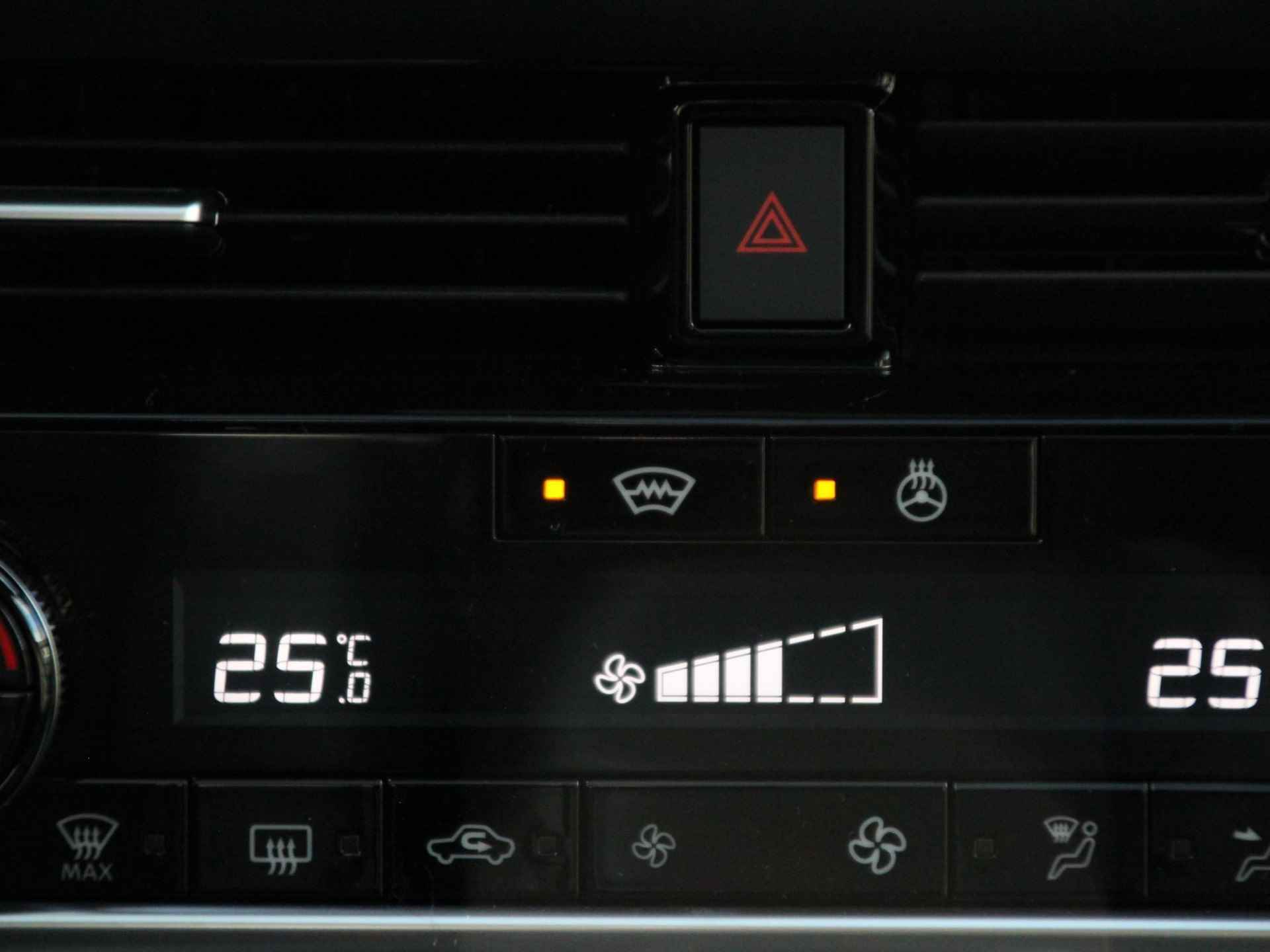 Nissan Qashqai 1.3 MHEV Tekna Design + Cold Pack | Panoramadak | Stuur- + Stoelverwarming | 360° Camera | Adapt. Cruise Control | Head-Up Display | Rijklaarprijs! - 22/24