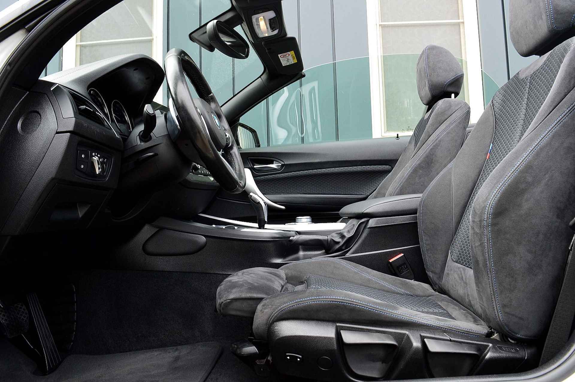 BMW 2 Serie Cabrio 220i M-Sport Rijklaarprijs-Garantie Navigatie Led Airco Trekhaak Sport Interieur. - 12/34
