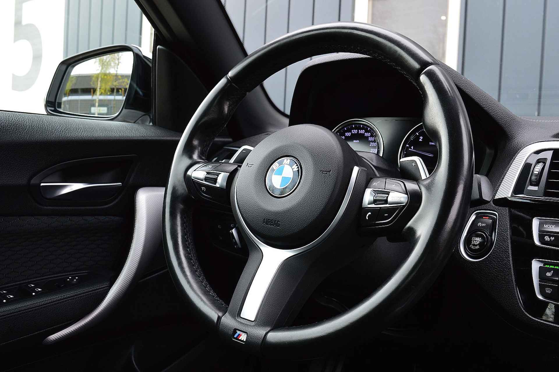BMW 2 Serie Cabrio 220i M-Sport Rijklaarprijs-Garantie Navigatie Led Airco Trekhaak Sport Interieur. - 33/34