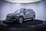 BMW X1 20iA Nw Mod.LUXURY Edition PANO/CAMERA/HEAD UP/LEDER/STOELVERW./AFN TREKHAAK/DAB/LMV 18''