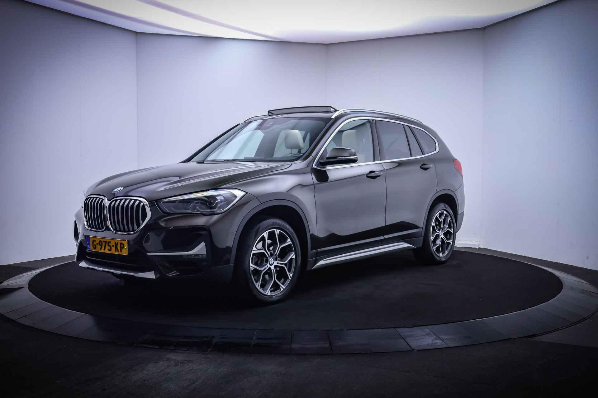 BMW X1 20iA Nw Mod.LUXURY Edition PANO/CAMERA/HEAD UP/LEDER/STOELVERW./AFN TREKHAAK/DAB/LMV 18'' - 1/31