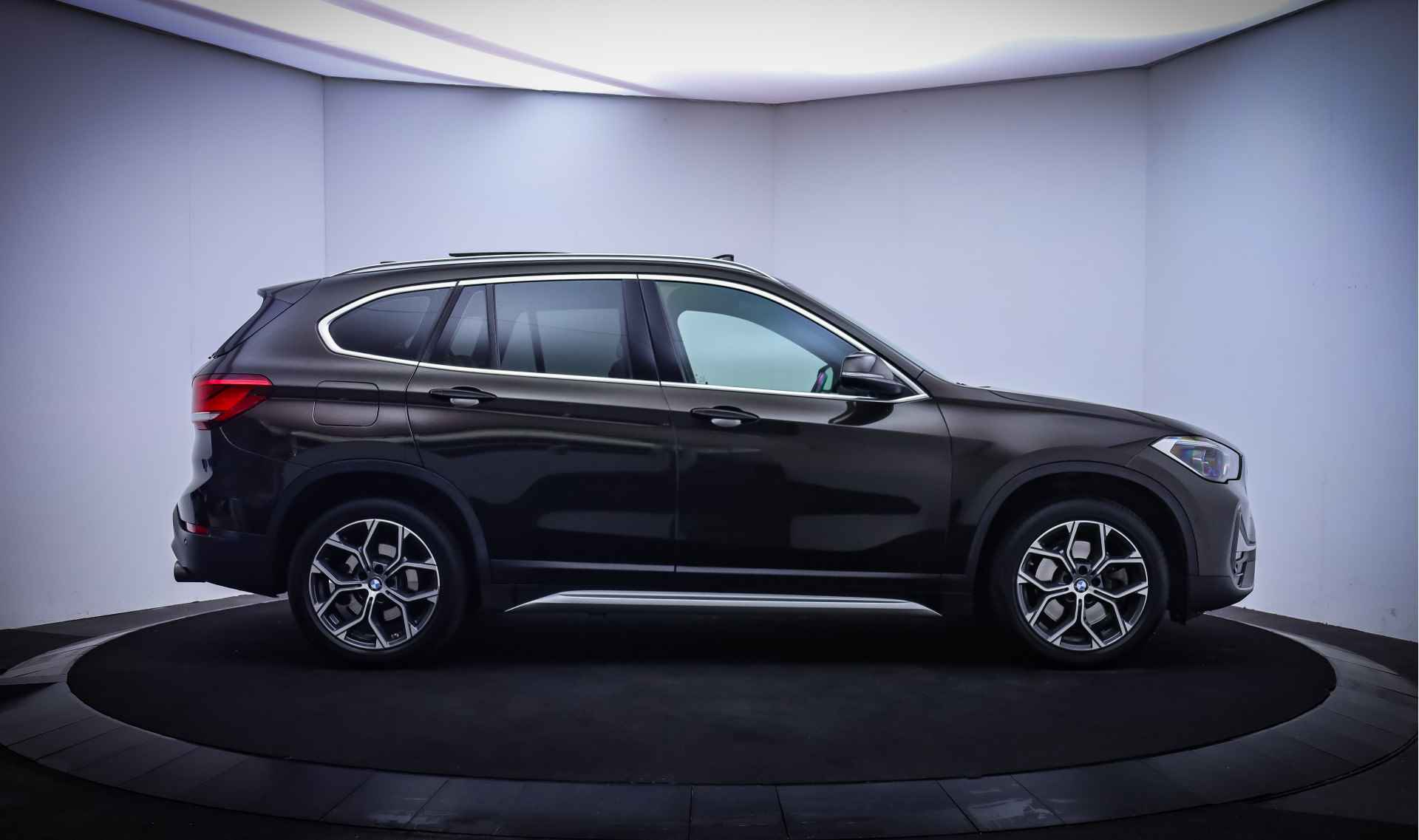 BMW X1 20iA Nw Mod.LUXURY Edition PANO/CAMERA/HEAD UP/LEDER/STOELVERW./AFN TREKHAAK/DAB/LMV 18'' - 4/31