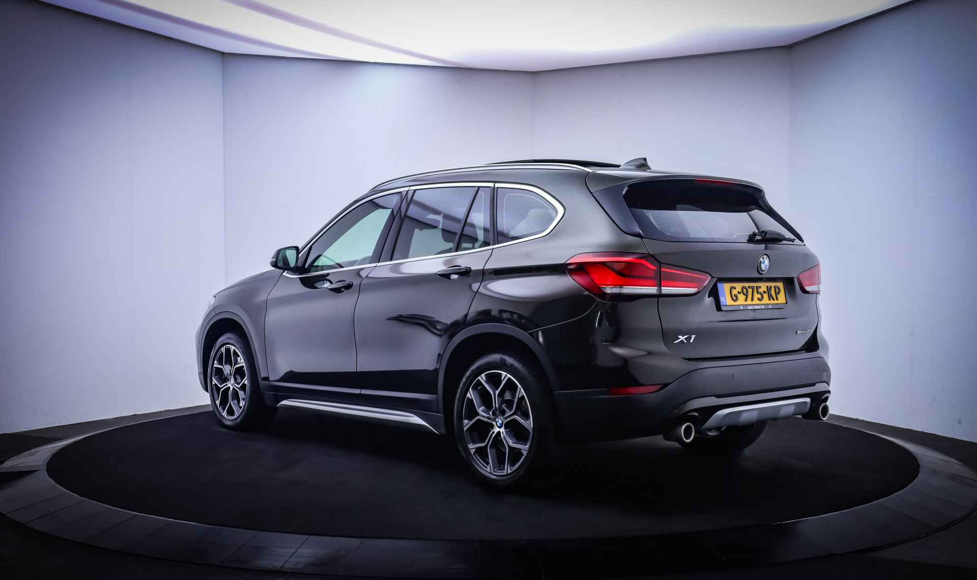 BMW X1 20iA Nw Mod.LUXURY Edition PANO/CAMERA/HEAD UP/LEDER/STOELVERW./AFN TREKHAAK/DAB/LMV 18'' - 8/31