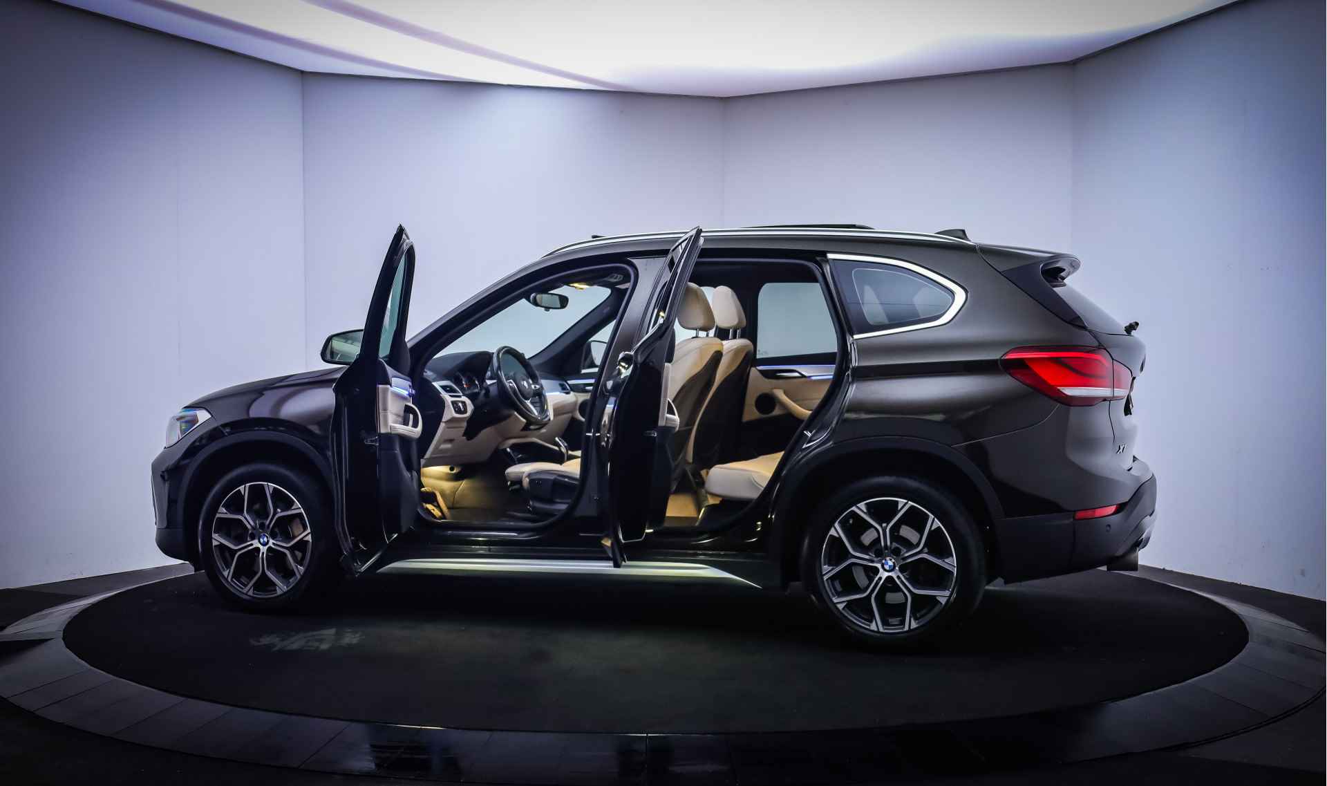 BMW X1 20iA Nw Mod.LUXURY Edition PANO/CAMERA/HEAD UP/LEDER/STOELVERW./AFN TREKHAAK/DAB/LMV 18'' - 9/31