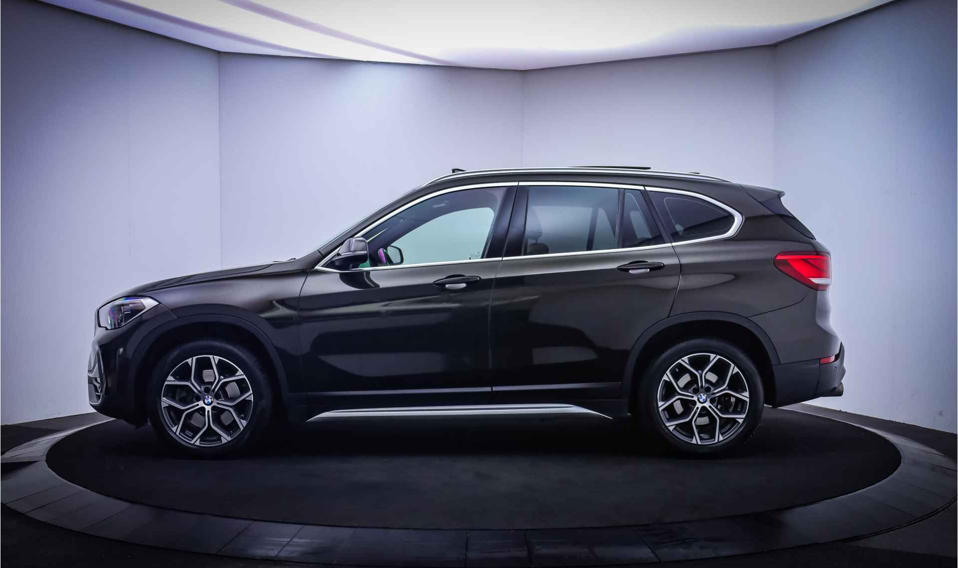 BMW X1 20iA Nw Mod.LUXURY Edition PANO/CAMERA/HEAD UP/LEDER/STOELVERW./AFN TREKHAAK/DAB/LMV 18'' - 12/31