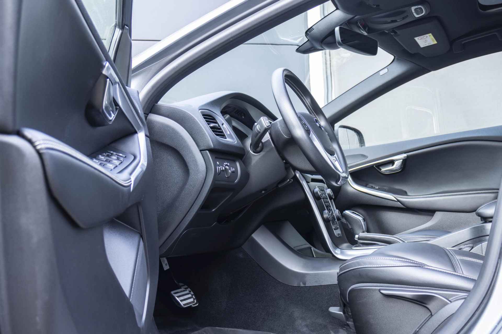 Volvo V40 T4 Automaat Business Sport | Panoramadak | Trekhaak afneembaar  |  Lederen Interieur | Parkeercamera | Park Assist voor en achter | Parkeerverwarming | Volvo on Call - 14/33