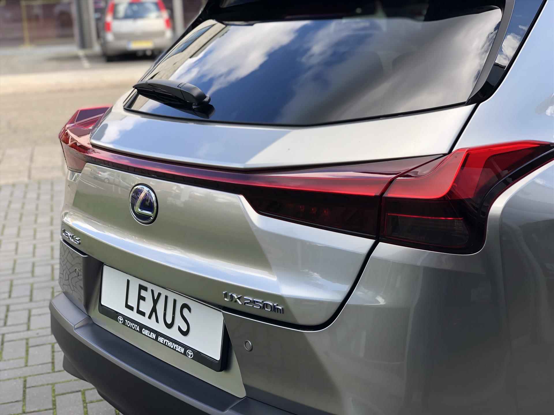 Lexus Ux 250h 184pk Preference Line | Dodehoekherkenning, Parkeersensoren, Keyless, 18 inch, CarPlay, Stoel + Stuurverwarming - 14/38