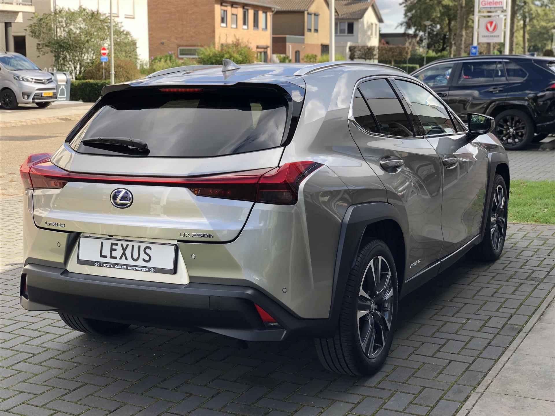 Lexus Ux 250h 184pk Preference Line | Dodehoekherkenning, Parkeersensoren, Keyless, 18 inch, CarPlay, Stoel + Stuurverwarming - 35/38