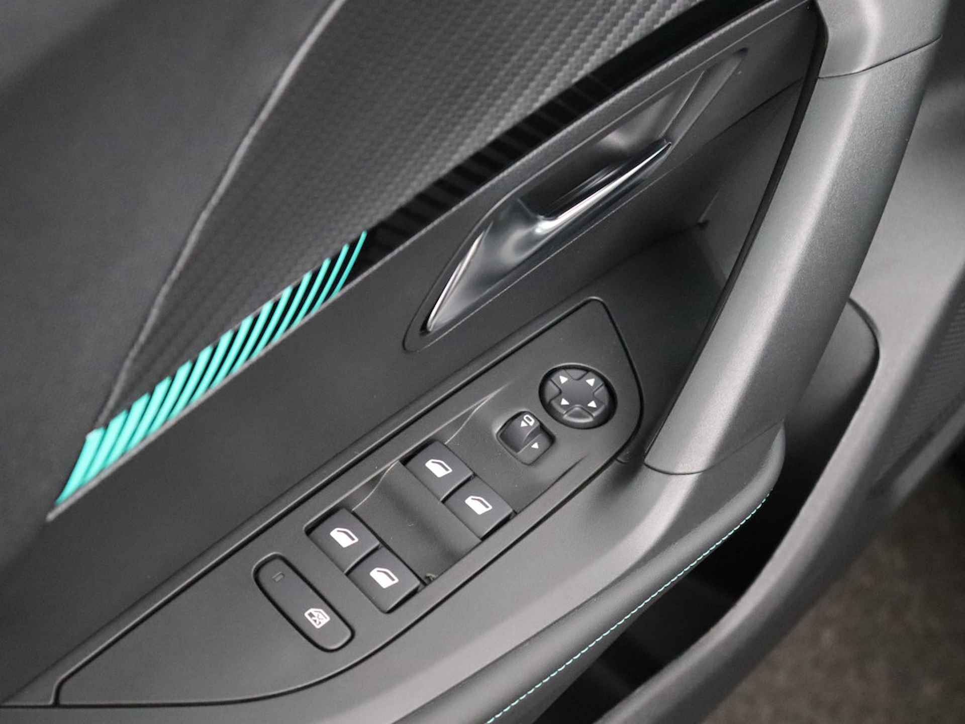 Peugeot 2008 1.2 PureTech Allure Pack | 130 PK | 17 Inch lichtmetaal Bi-Color | Apple Carplay & Android Auto | Achteruitrijcamera | Parkeersensoren achter | - 26/34