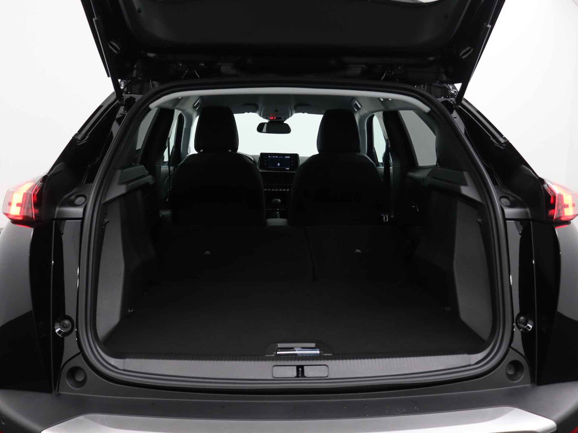 Peugeot 2008 1.2 PureTech Allure Pack | 130 PK | 17 Inch lichtmetaal Bi-Color | Apple Carplay & Android Auto | Achteruitrijcamera | Parkeersensoren achter | - 31/34