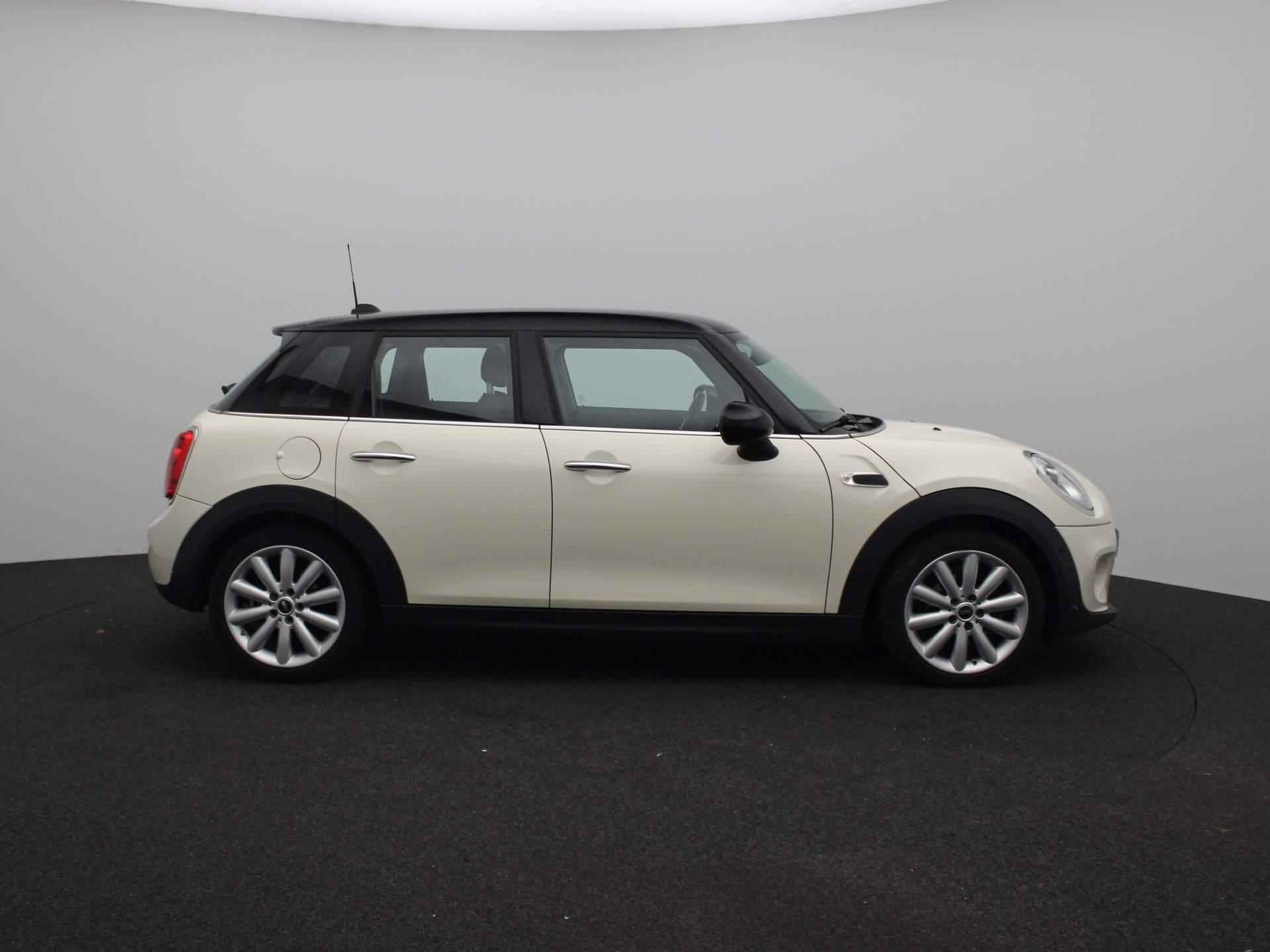 Mini Cooper 5drs. 1.5 Aut. Serious Business | Navi | Led Koplampen | Sportstoelen | Stoelverwarming | Climate Control | - 8/24