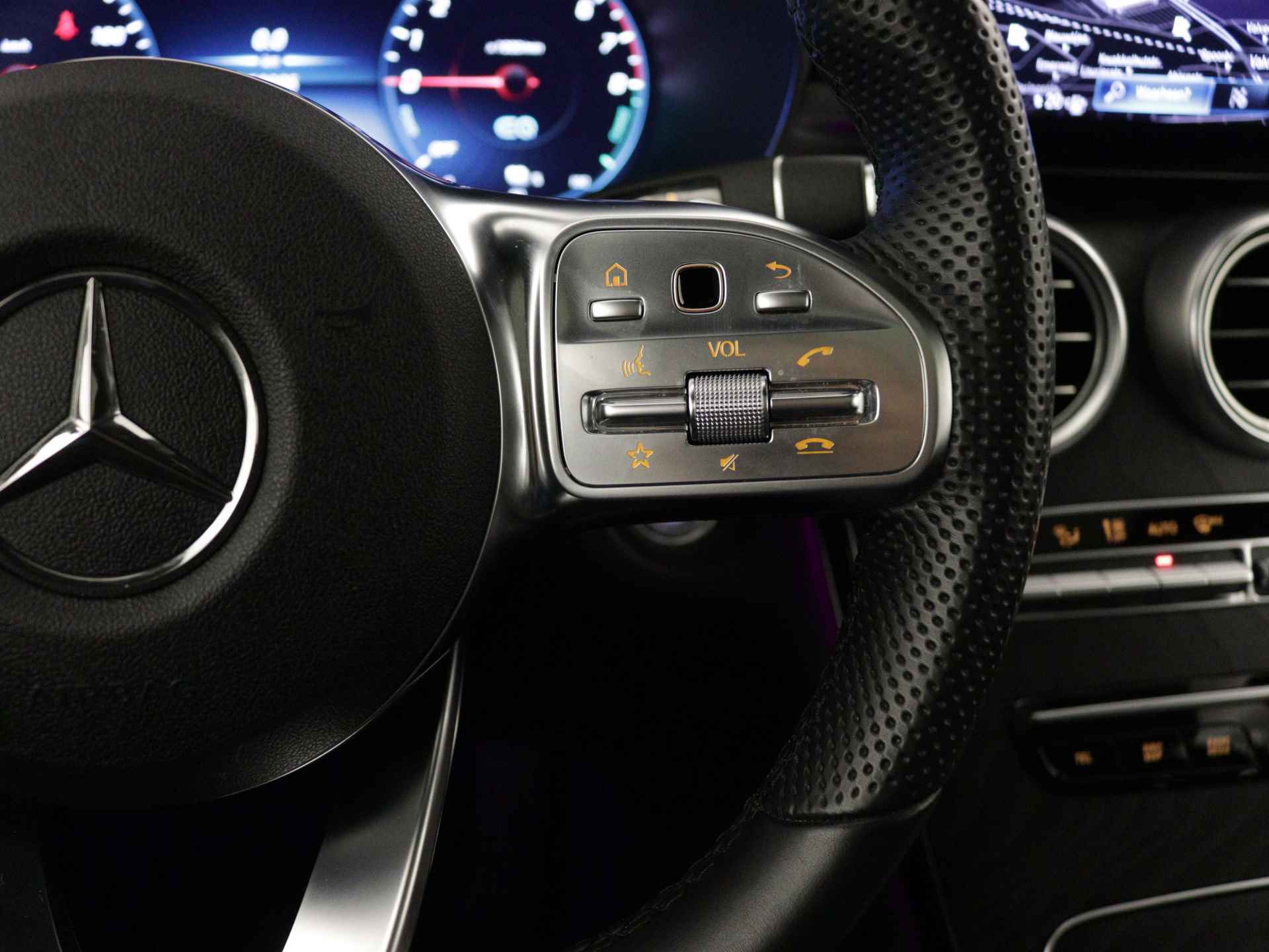 Mercedes-Benz GLC 300 e 4M AMG Plug-In Hybride | Panorama Schuif-Kanteldak | Trekhaak | AMG styling | Digitaal Dashboard | Inclusief 24 maanden Mercedes-Benz Certified garantie voor Europa. - 24/47